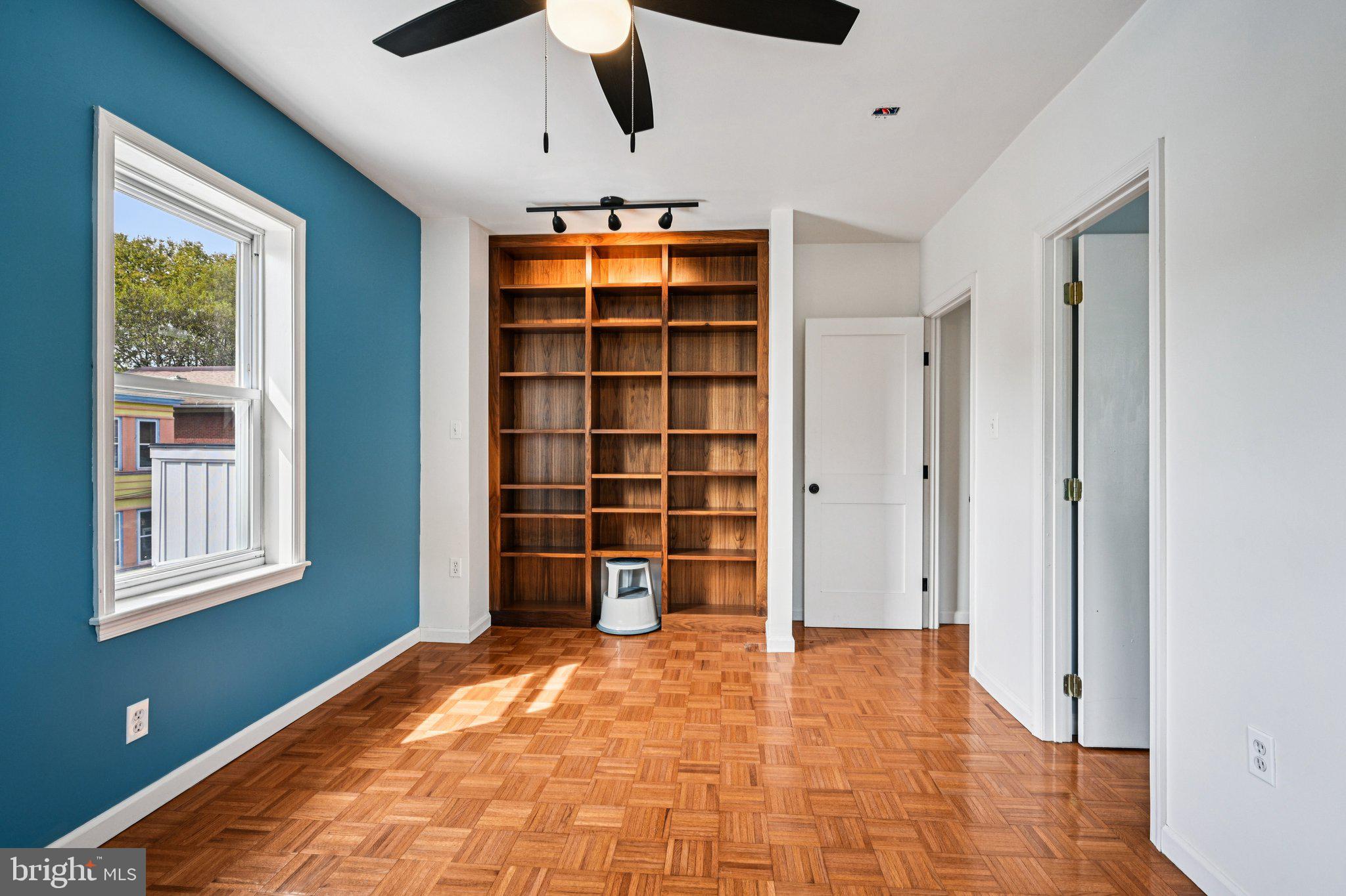 UNIVERSITY CITY - Residential Income