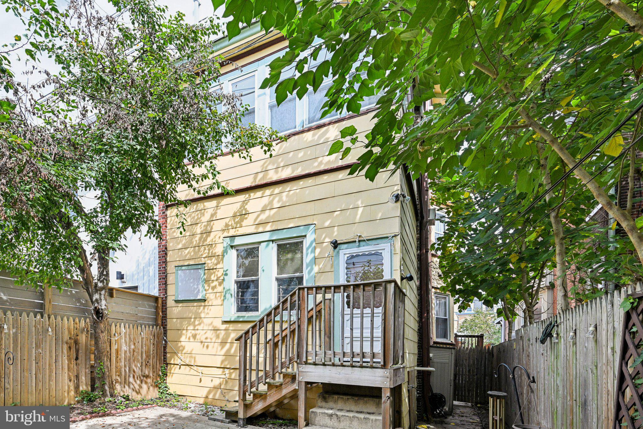 UNIVERSITY CITY - Residential Income