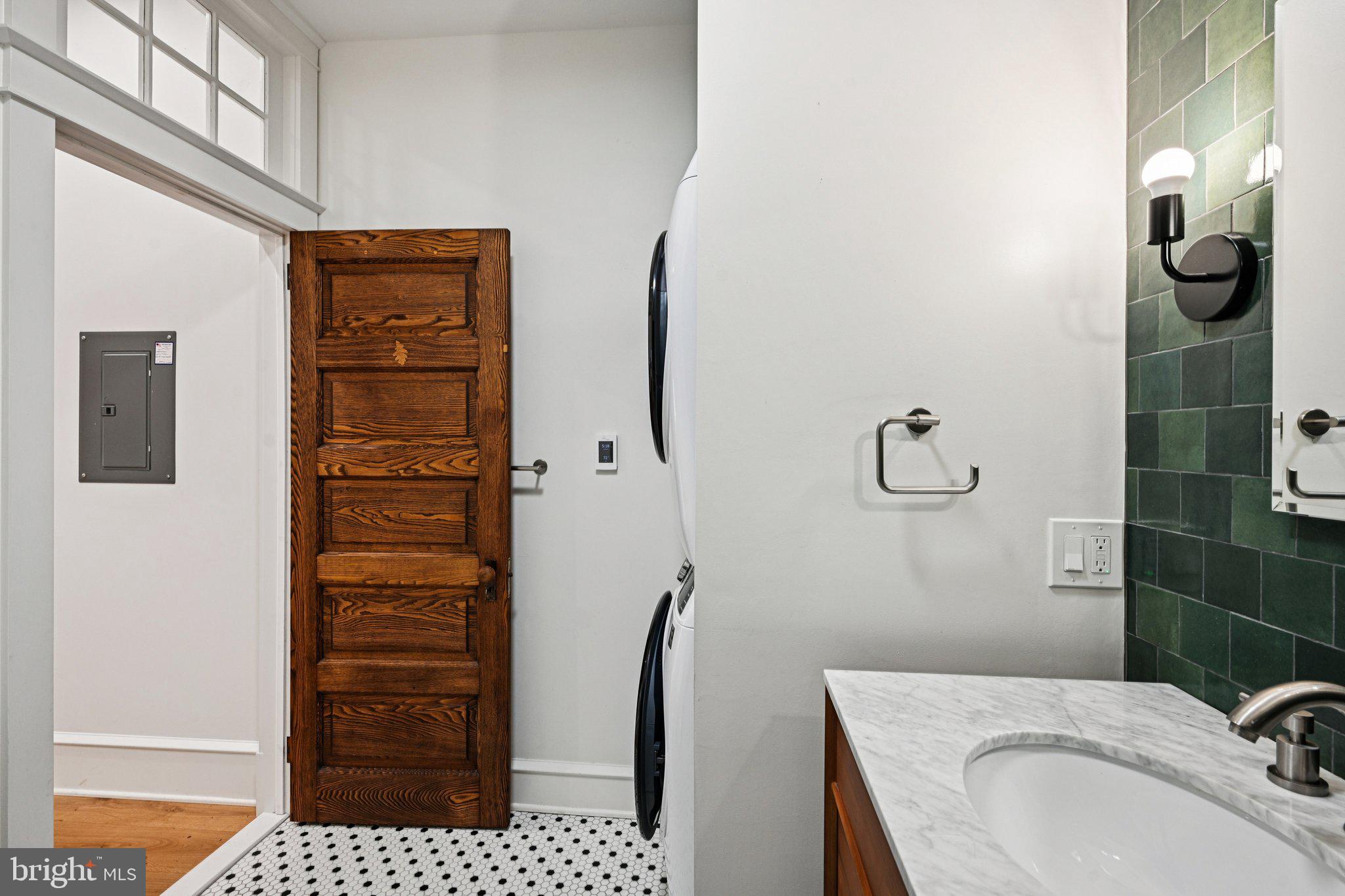 UNIVERSITY CITY - Residential Income