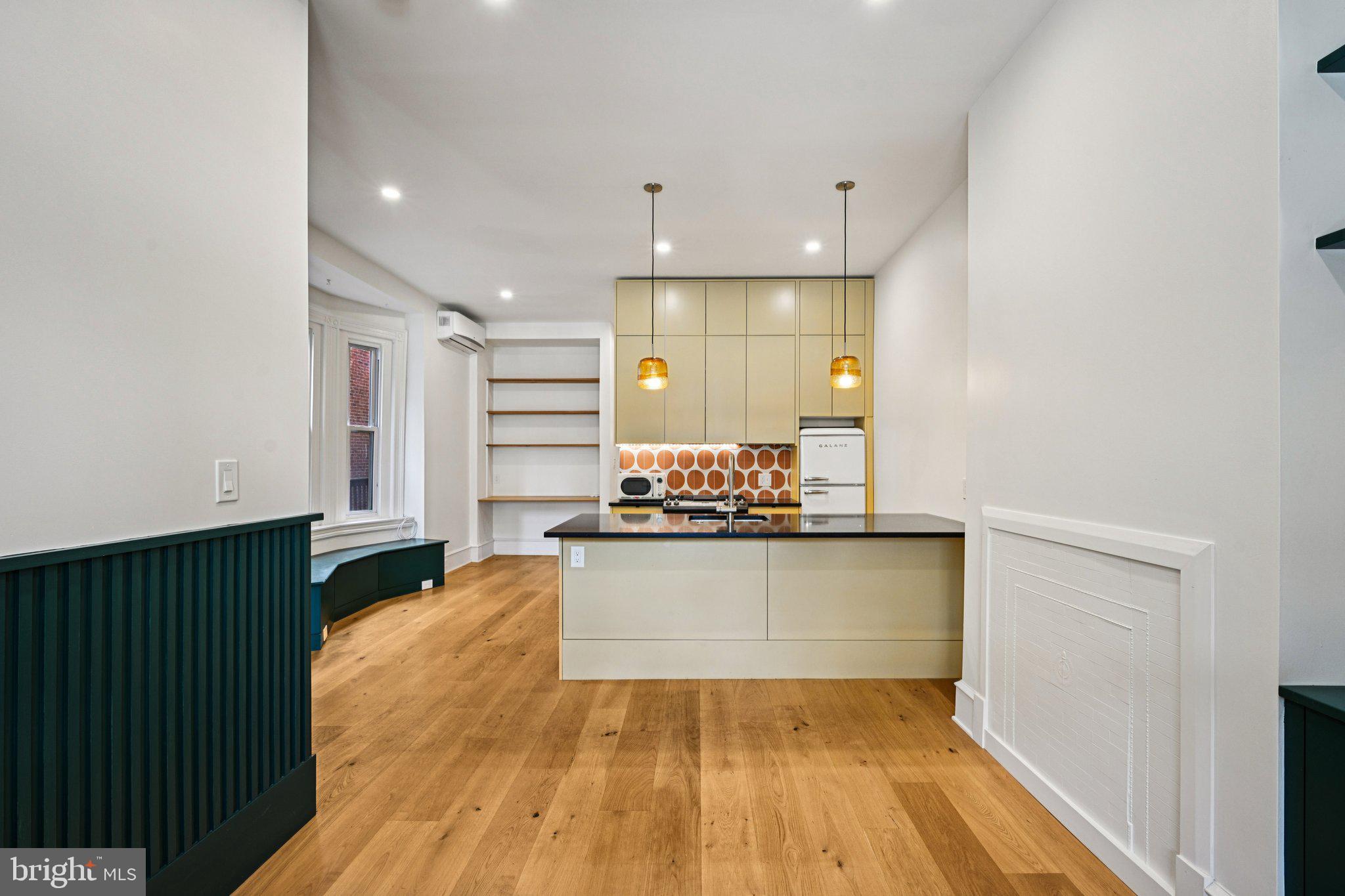 UNIVERSITY CITY - Residential Income