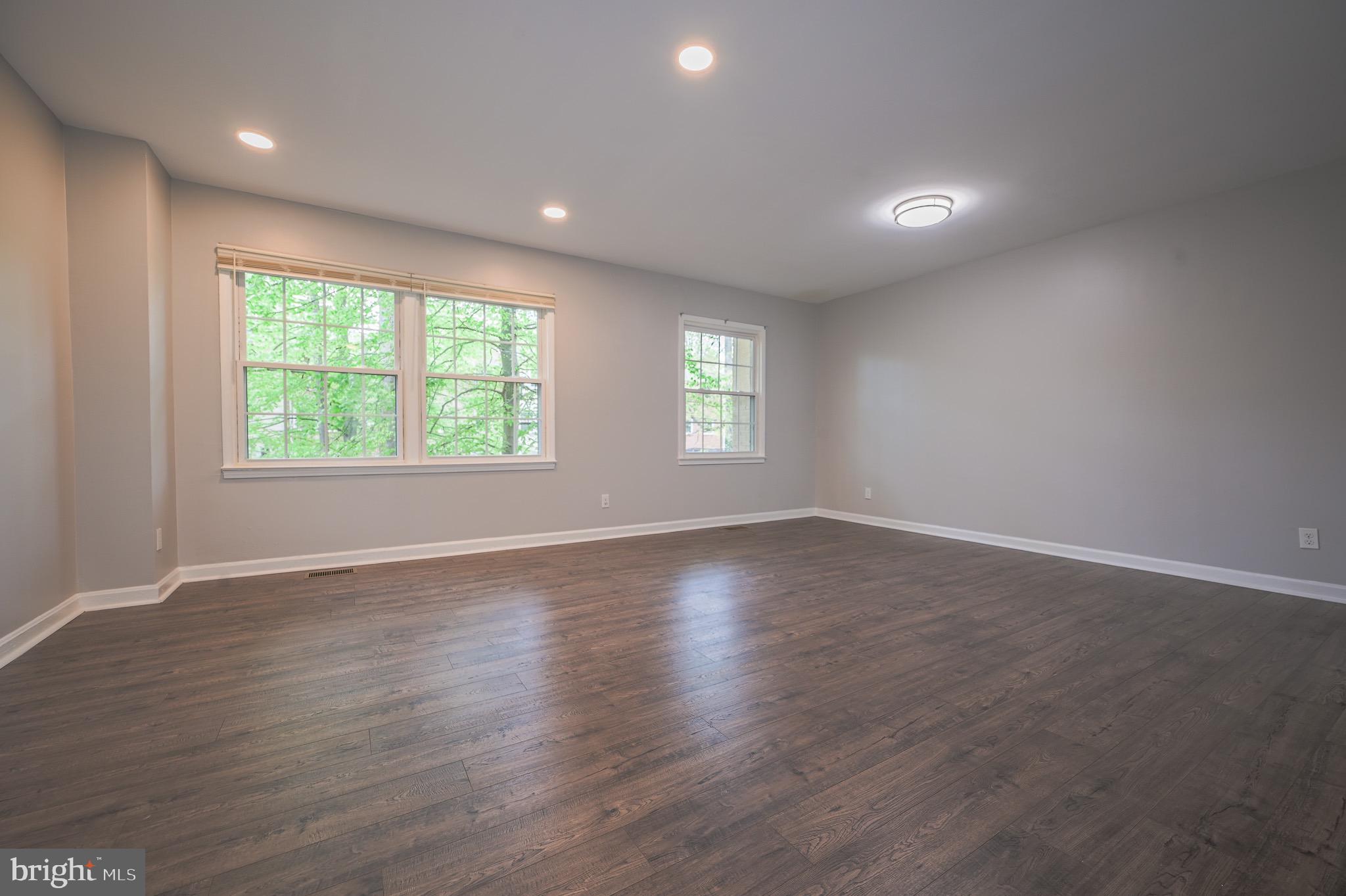 LONDON TOWNE - Residential