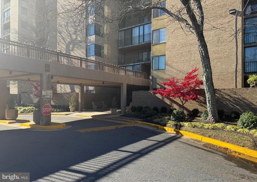 Welcome to 9200 Edwards Way Unit 908—a beautifully updated and move-in-ready 2-bedroom, 2-bath condo located in the desirable Racquet Club community. This 9th-floor unit offers a bright, spacious layout with 1,168 sq ft of updated living space, modern touches, and an unbeatable amenity package.
Step inside to a freshly updated kitchen featuring brand-new stainless-steel appliances, new cabinet doors, and refreshed finishes, perfect for cooking and entertaining. The open living and dining area provides great natural light and access to panoramic views.
The primary suite includes a walk-in closet and private bath, while the second bedroom offers flexibility for guests, work-from-home, or additional storage. Both bathrooms are clean and well-maintained.
This building is known for offering the best amenity value in the area, including:
✔ ALL utilities included in condo fee (electric, water, gas, HVAC)
✔ Indoor garage parking
✔ Fitness center & sauna
✔ Outdoor swimming pool
✔ Party room & community spaces
✔ Secure building with professional management
Located minutes from shopping, parks, public transit, and major commuter routes, this condo delivers both convenience and comfort.