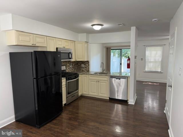 1042 BAYWOOD DRIVE