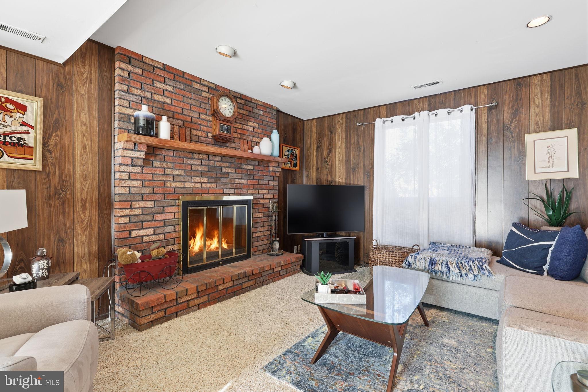 COUNTRY VIL AT CTR - Residential