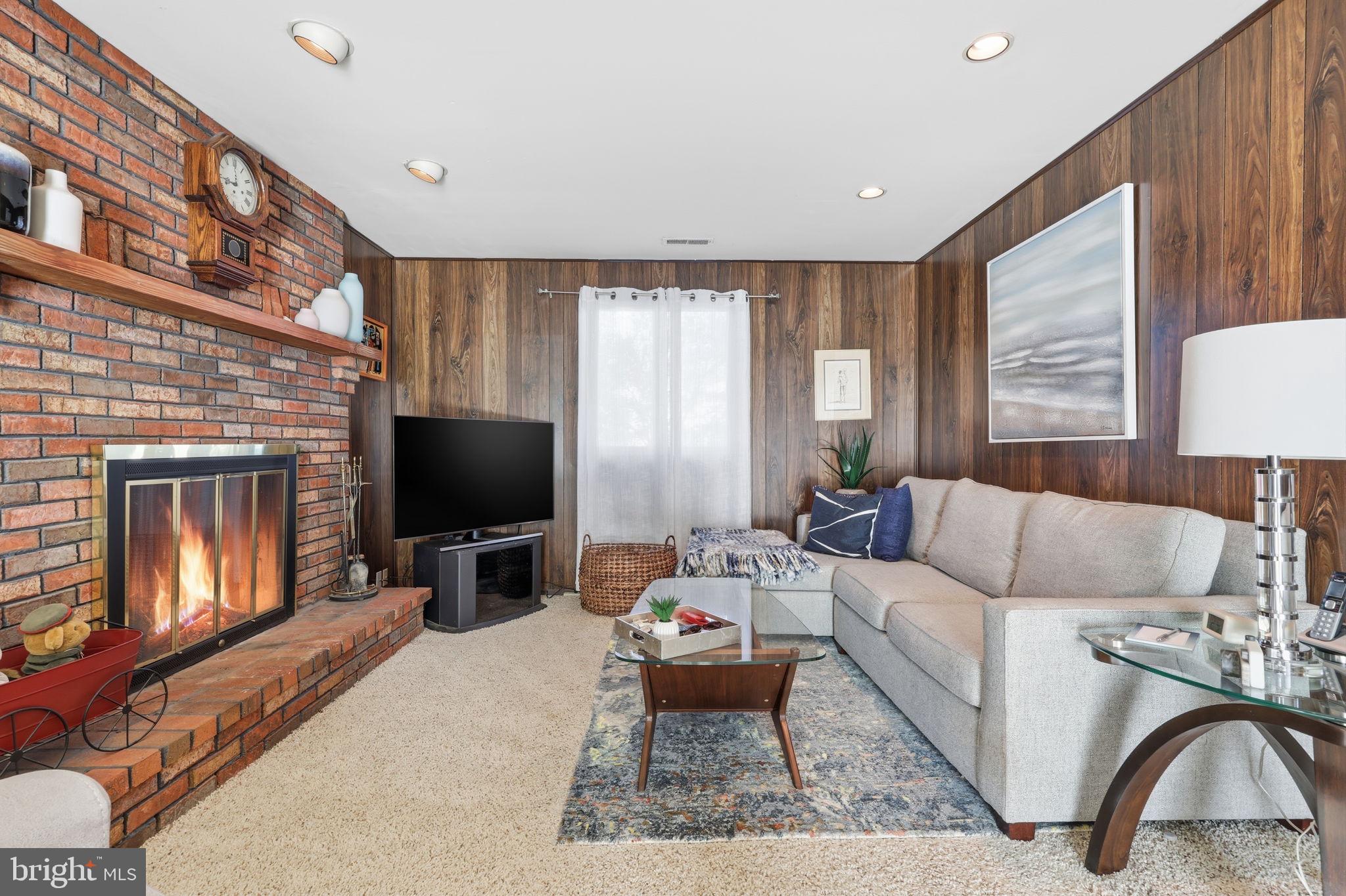 COUNTRY VIL AT CTR - Residential