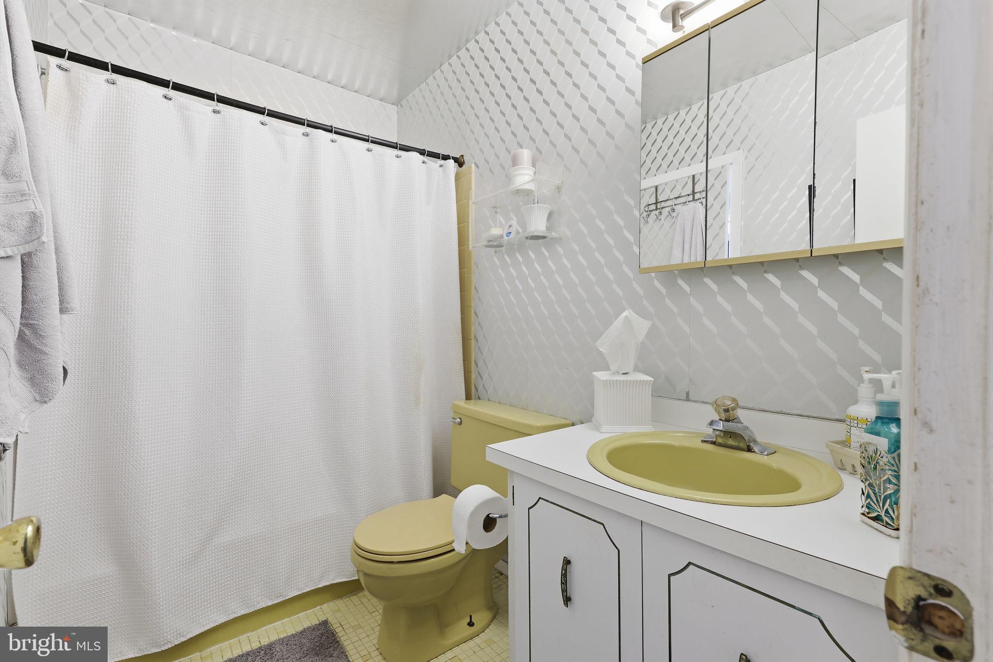 COUNTRY VIL AT CTR - Residential