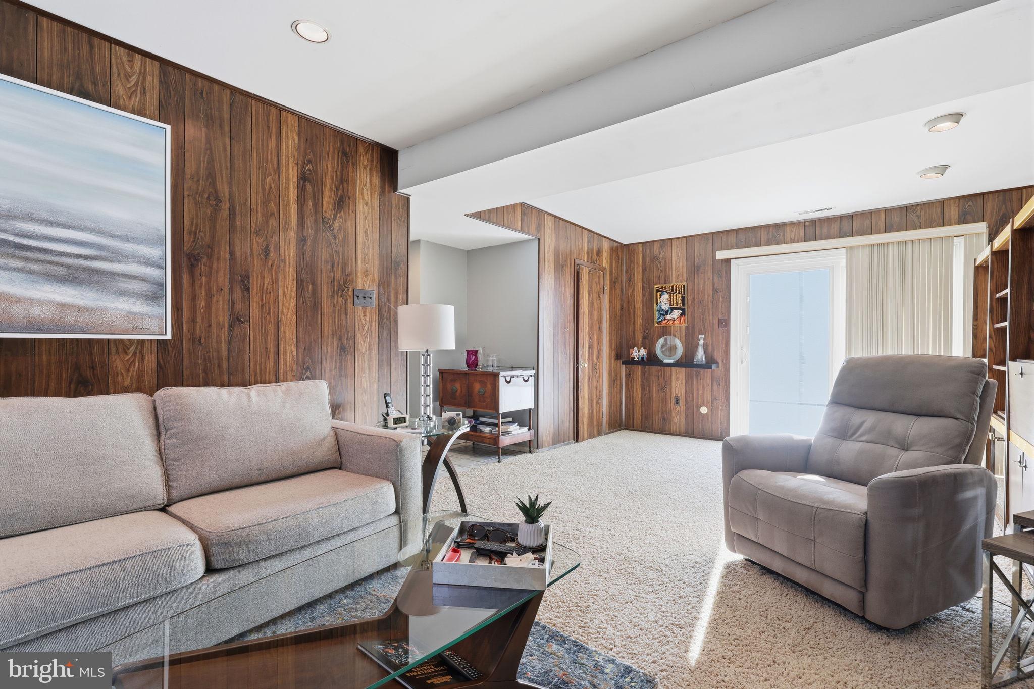 COUNTRY VIL AT CTR - Residential