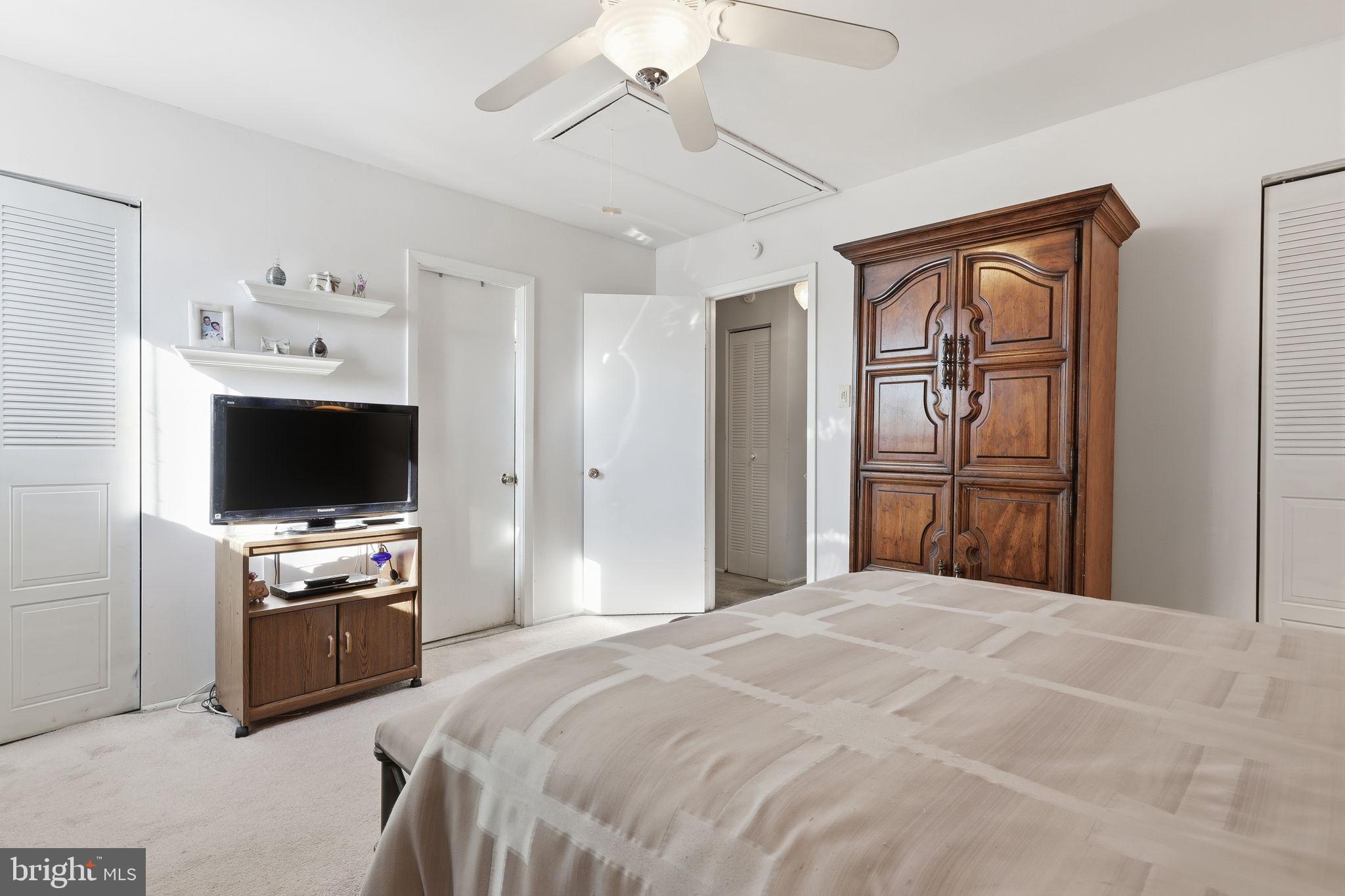 COUNTRY VIL AT CTR - Residential