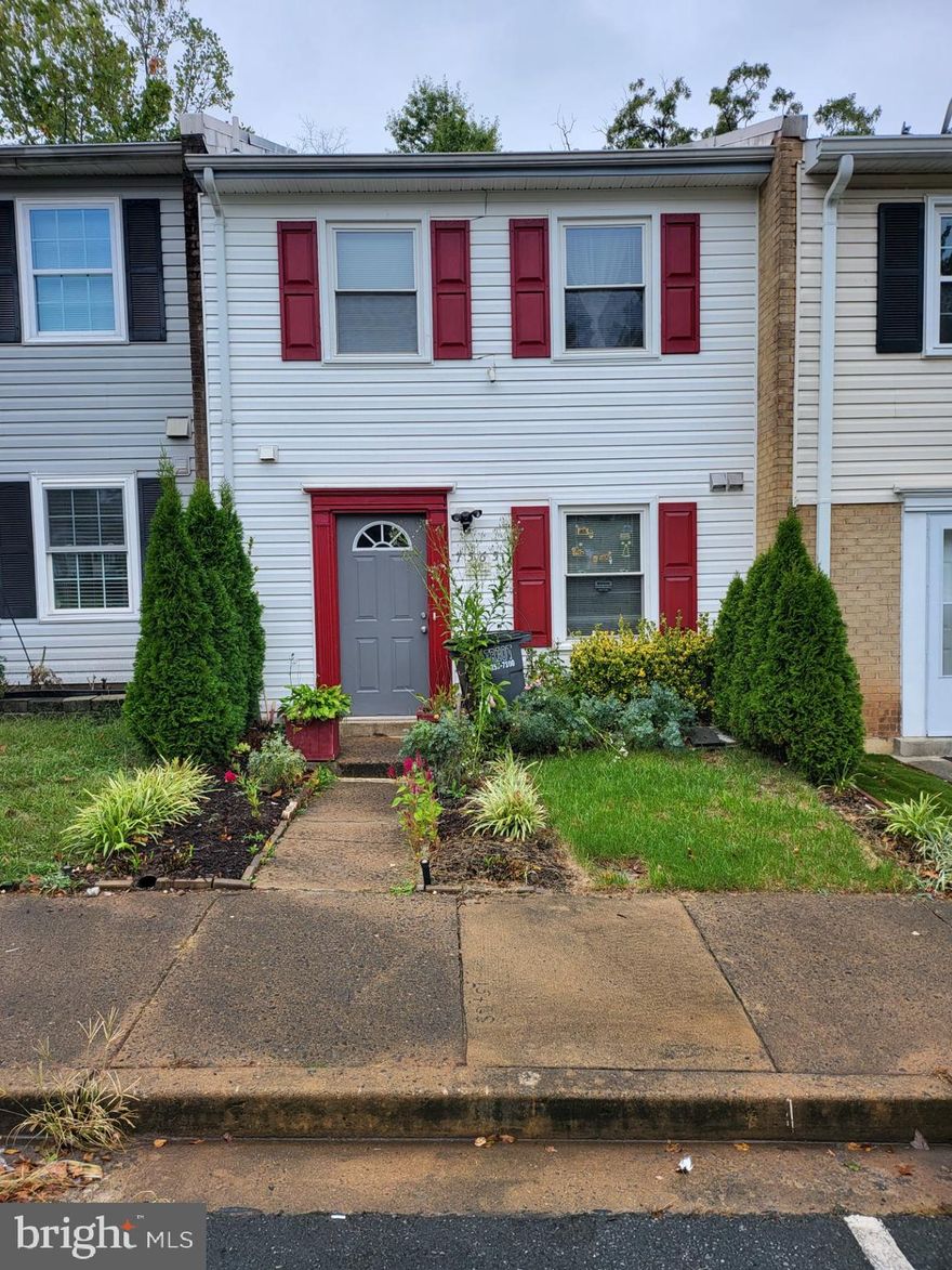 Beautiful townhouse located in Manassas. 3 bedrooms and 1 1/2 bathrooms in 2 levels. Fenced backyard, 2 assigned parking spaces in front of the house and plenty of visitors parking. Property is close to schools and major routes.