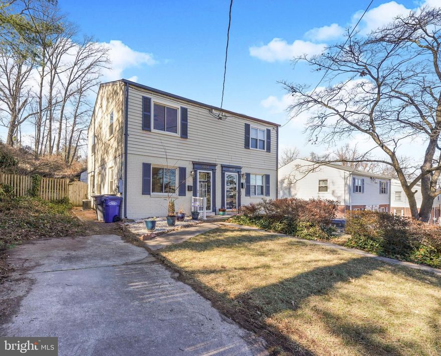 Turn key home in Huntington! This 2 bed 1 bath just moments away from Old town Alexandria and major interstates you won't have a problem getting around. Instant access to Huntington metro (yellow line) Easily flow into the kitchen with plenty of counter space, cabinet space and stainless steel appliances! The full sized yard and established tree's mean gorgeous greenery come spring. Come view before it's gone!