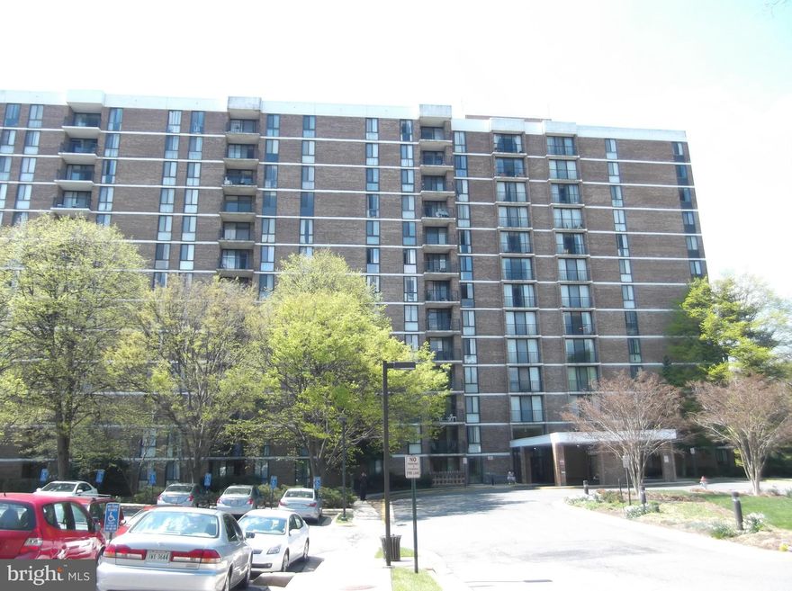Gorgeous, Condo, 1BR, 1BA, All Utilities Included, Ground Level Unit, Hardwood Floor, Granite top, Washer, Dryer, Separate Dinning Room, Almost 900SF of Living Room, Bright and Clean, Close Tyson's Mall, Restaurants, shops, bus to WFC Metro, I-66, I-495, Must See It!!!