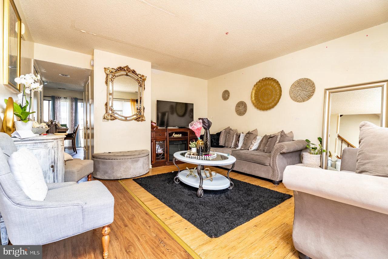 1472 COUNTRY CLUB COURT