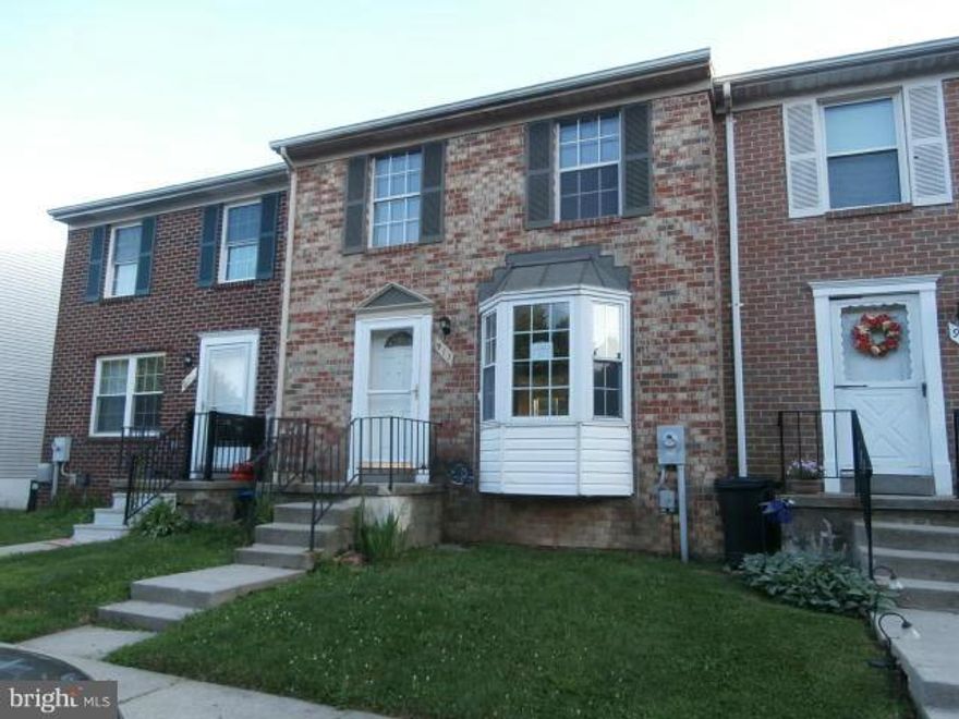 THREE LEVELS OF LIVING IN THIS BRICK FRONT TOWN HOME IN GREENBRIER HILLS. LARGE LIVING ROOM WITH BOW WINDOW. KITCHEN HAS LOTS OF CABINET SPACE.. NICE SIZE BEDROOMS ON UPPER LEVEL. LOWER LEVEL IS FINISHED WITH FAMILY ROOM AND 1/2 BATH. WALK-OUT LEVEL TO FENCED REAR YARD . AGENTS PLEASE VIEW DOCS ON THIS MLS FOR CONTRACT DETAILS.