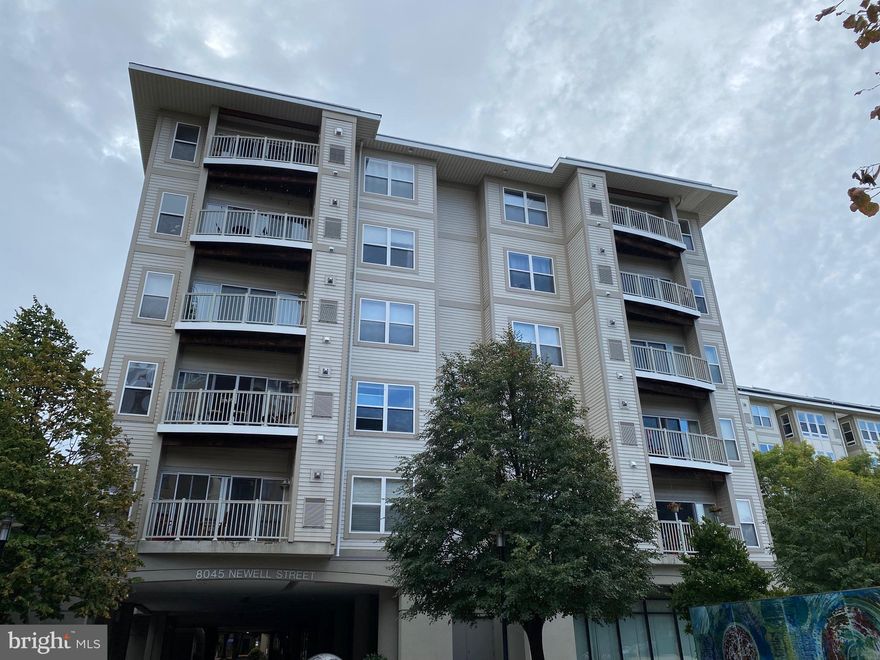 Luxury large 1 bedroom PLUS SUN ROOM condo.  Plenty of natural light.  Gourmet kitchen, granite counter tops, excellent floor plan & location.  Plenty of natural light in each room.  Beautiful new wood floors throughout the unit and W/D inside unit.  Renovated bathroom and new halogen light fixtures.  Fitness room & party room right inside the building.  Close to METRO, restaurants.  Garage parking space conveys.