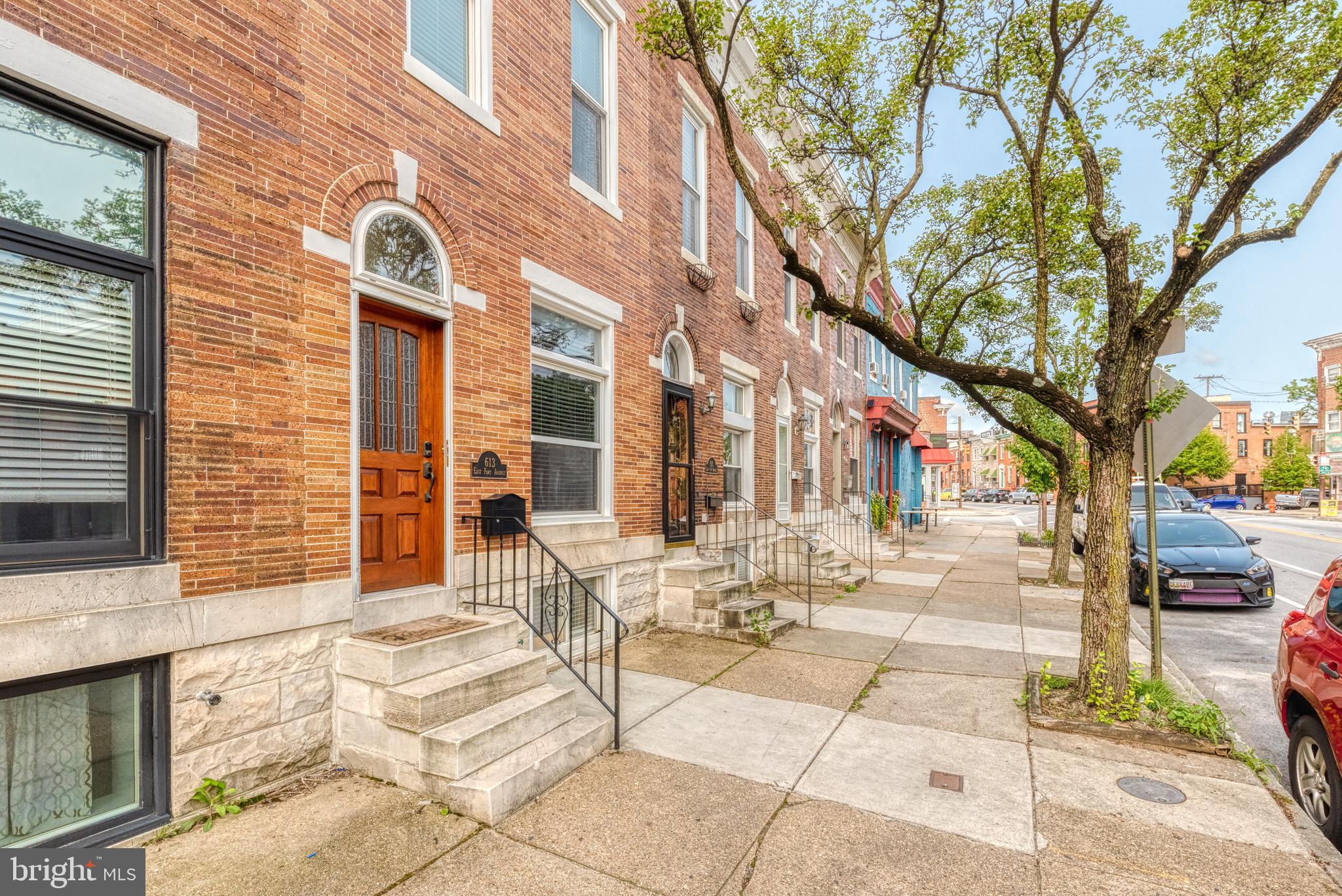 GORGEOUS HOME IN SOUGHT AFTER LOCATION WITH OFF STREET PARKING PAD. OVERSIZED LOT. GORGEOUS HARDWOODS CASCADE THROUGHOUT. ENJOY CUSTOM CABINETRY, 9' CEILINGS WITH CROWN MOLDING, IMPORTED TILE, QUARTZ VANITIES AND COUNTERTOPS, SS APPLIANCES IN DESIGNER CHEF'S KITCHEN. TONS OF NATURAL LIGHT. EXPOSED BRICK. ORIGINAL TRIMWORK. TONS OF STORAGE. WALK-IN SHOWERS. SPACIOUS 4 BEDROOMS WITH 3.5 FULL BATHROOMS. NEW 25 YR TPO ROOF SYSTEM. NEW HVAC. CLOSE PROXIMITY TO RETAIL SHOPPING, LOCAL DINING, AND ALL MAJOR HIGHWAYS. SCHEDULE A PRIVATE TOUR TODAY.