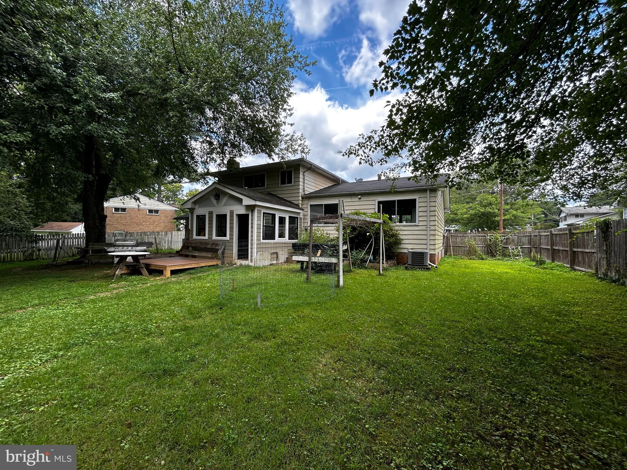 This property is priced to sell!
Oweners will give credit or closing help to paint and remodel
Everything is in working condition. Situated in a Cul de sac with large backyard and wide driveway. Home is fenced and private backyard with storage room added a few years ago.