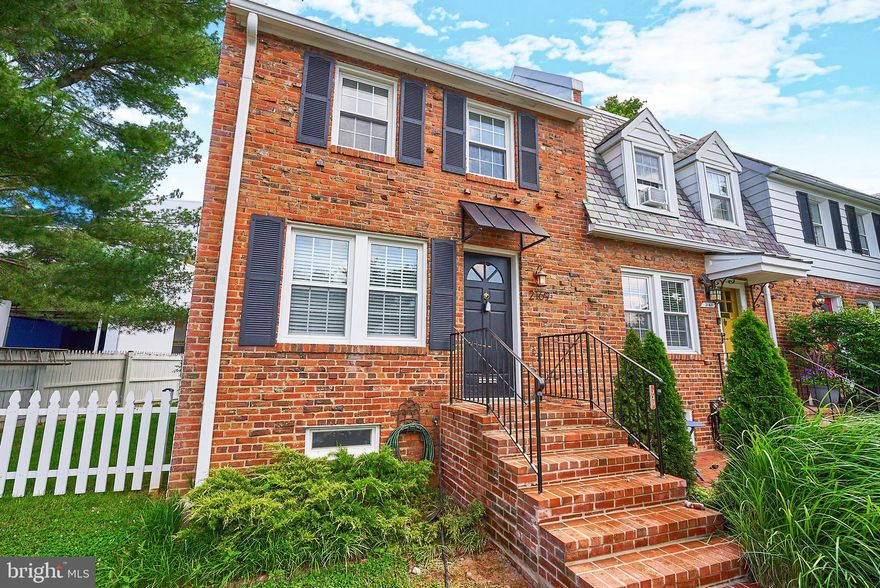 Completely renovated and ready for move in end unit townhouse in Glebewood neighborhood. Stainless steel appliances, granite kitchen counter top, refinished hardwood floors, and  washer/dryer. Finished basement can be used as third bedroom with its own full bathroom. Back yard is fully fenced in with brick patio. Pets considered on a case by case. Available 7/1. Open house this Sunday, May 18 2-4pm.