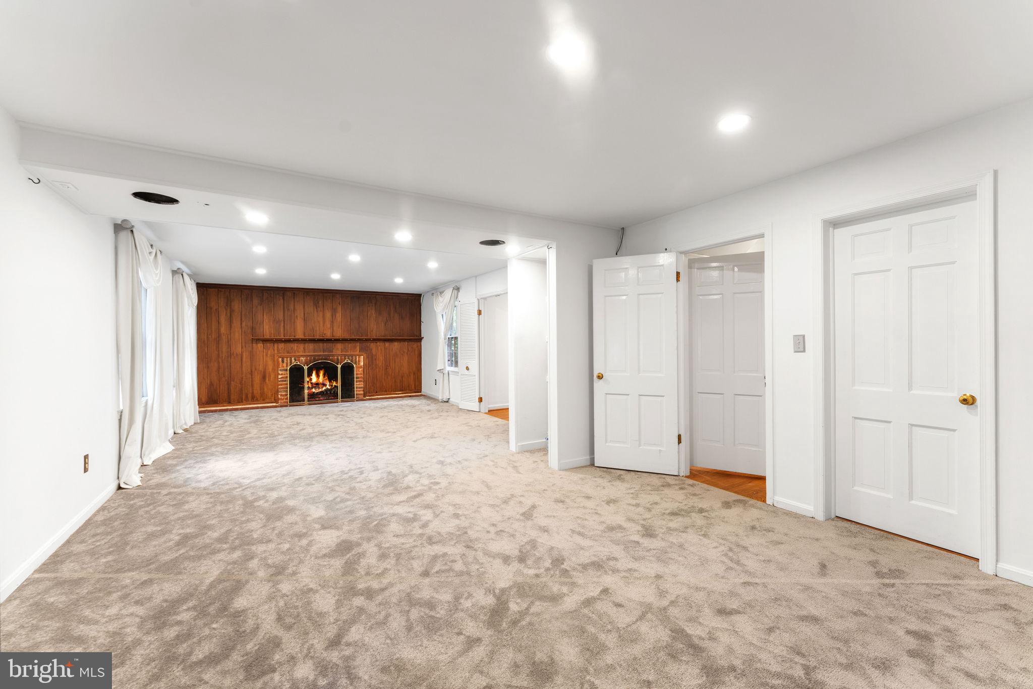 ROCKVILLE OUTSIDE - Commercial Sale