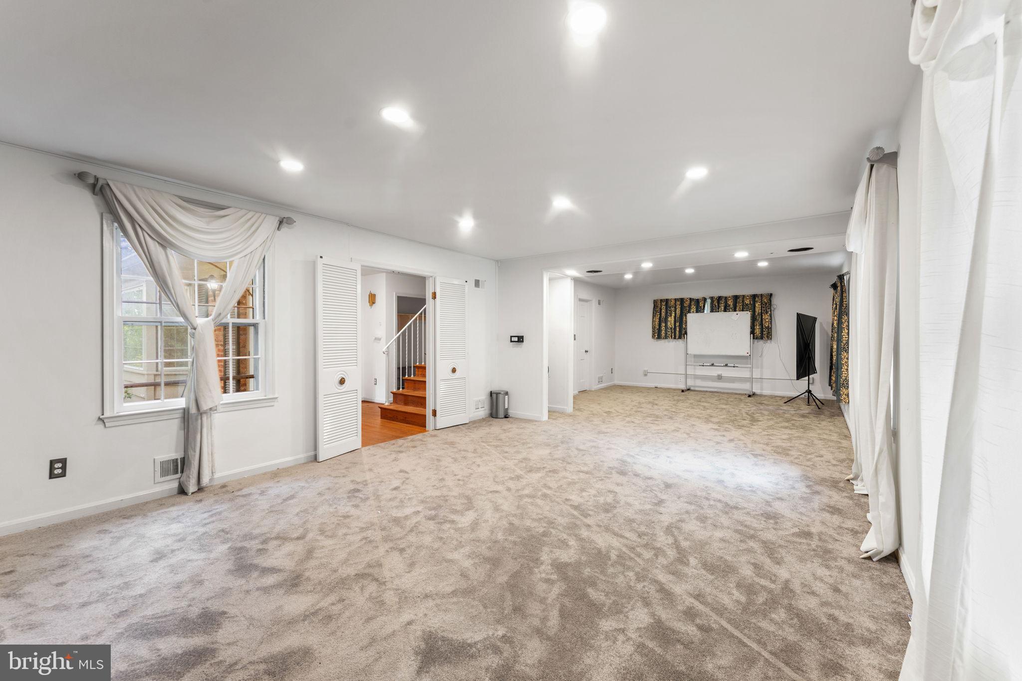 ROCKVILLE OUTSIDE - Commercial Sale