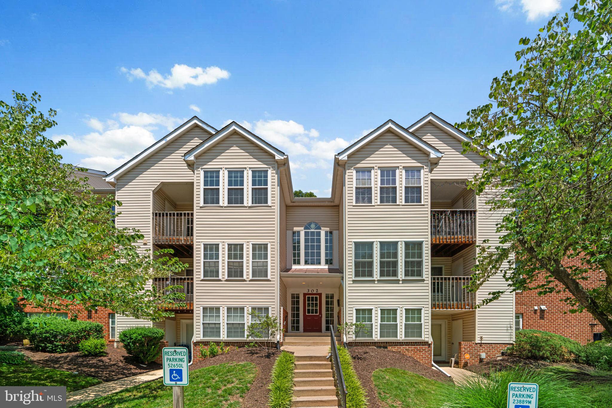 Welcome to this bright top-floor 2-bedroom condo, offering comfort, convenience, and style! The cozy kitchen features stainless steel appliances, a breakfast bar, and a convenient pass-through to the dining area—perfect for easy entertaining. The family room opens to a private deck, ideal for enjoying morning coffee or evening relaxation.
The home boasts vaulted ceilings, creating an airy feel throughout. The owner's suite includes a large closet and a private ensuite bathroom. Additional highlights include in-unit washer and dryer, secure main building entry, and plenty of unassigned parking for residents and guests .
Just minutes from major commuter routes, restaurants, and shopping. Don't miss the opportunity to make this wonderful condo your own!