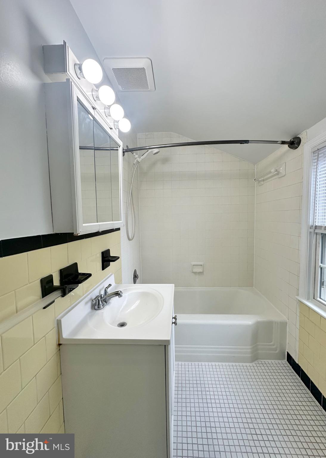 BEVERLEY HILLS - Residential Lease