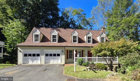 Photo of 15880 Cliffbrook Court, DUMFRIES, VA 22025 (MLS # VAPW2131666)