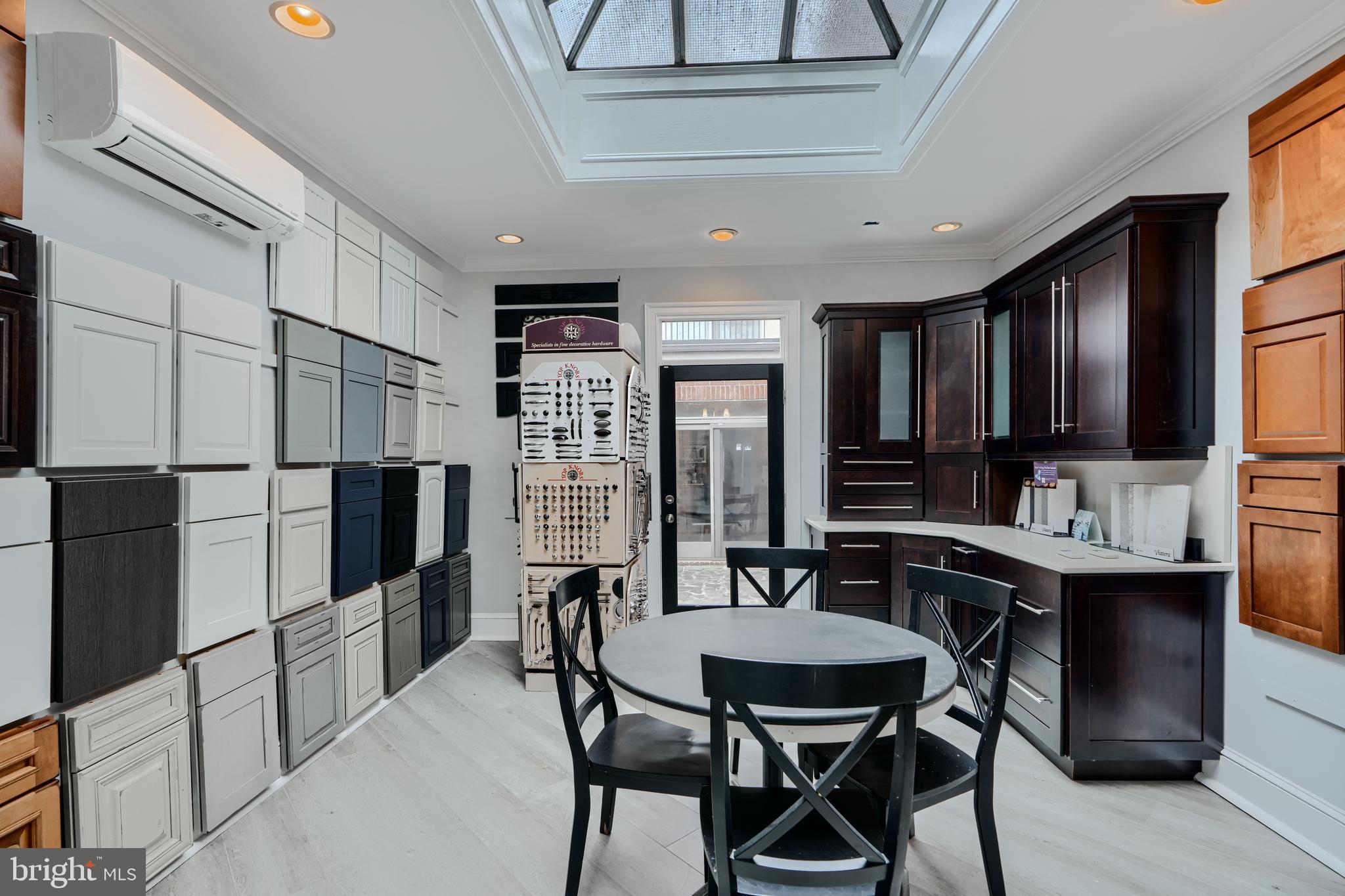 CANTON - Commercial Sale