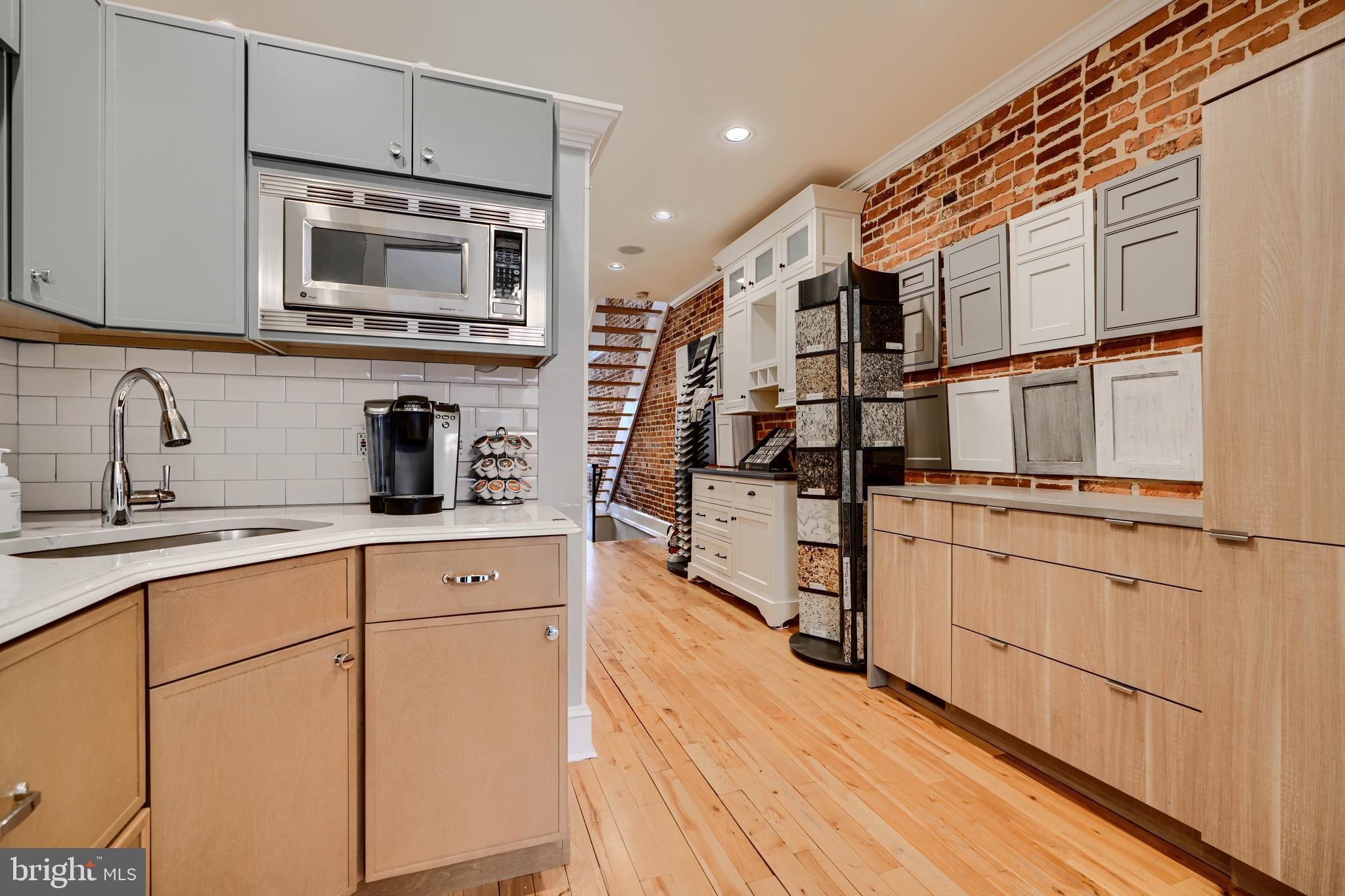 CANTON - Commercial Sale