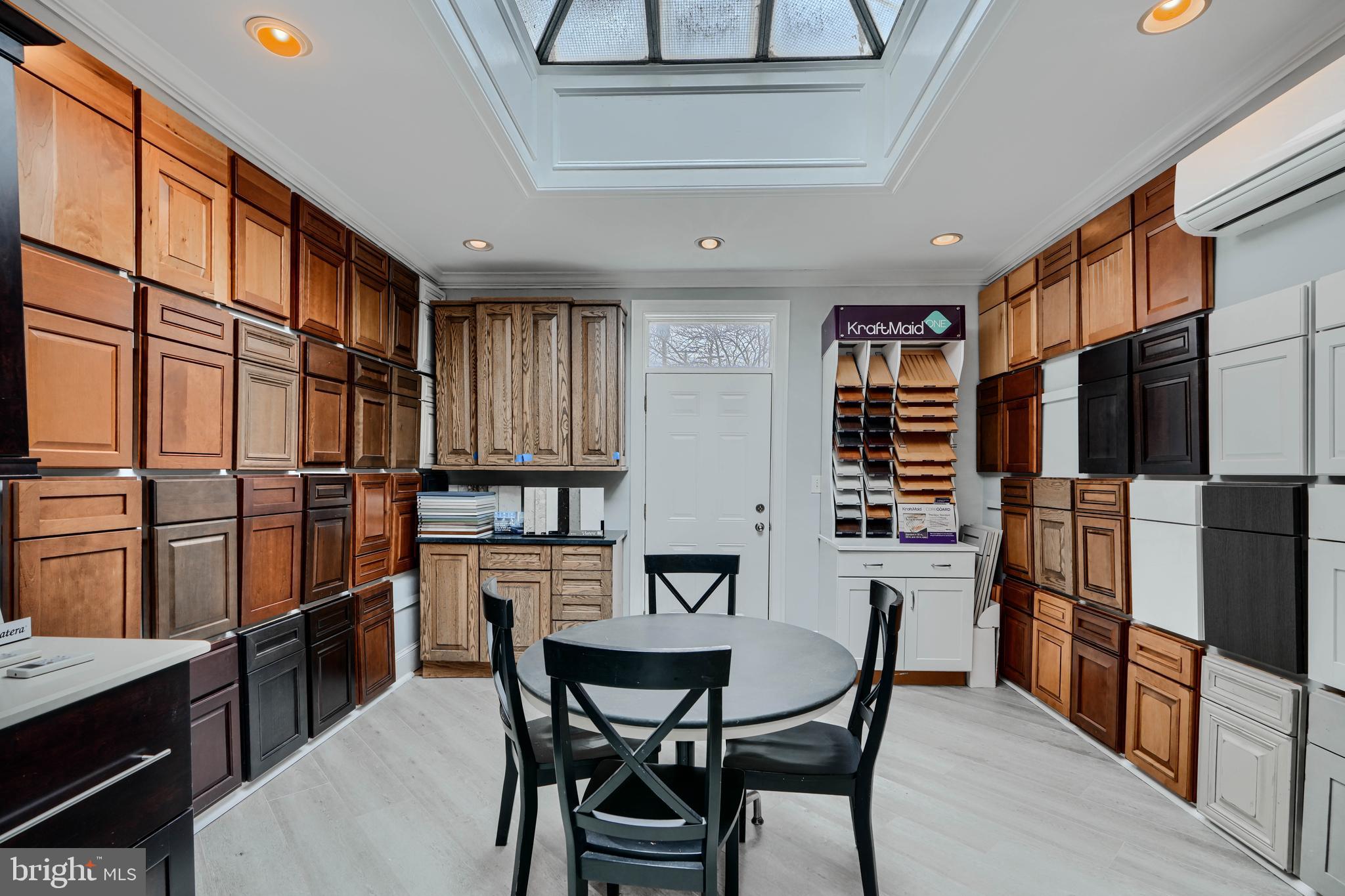CANTON - Commercial Sale