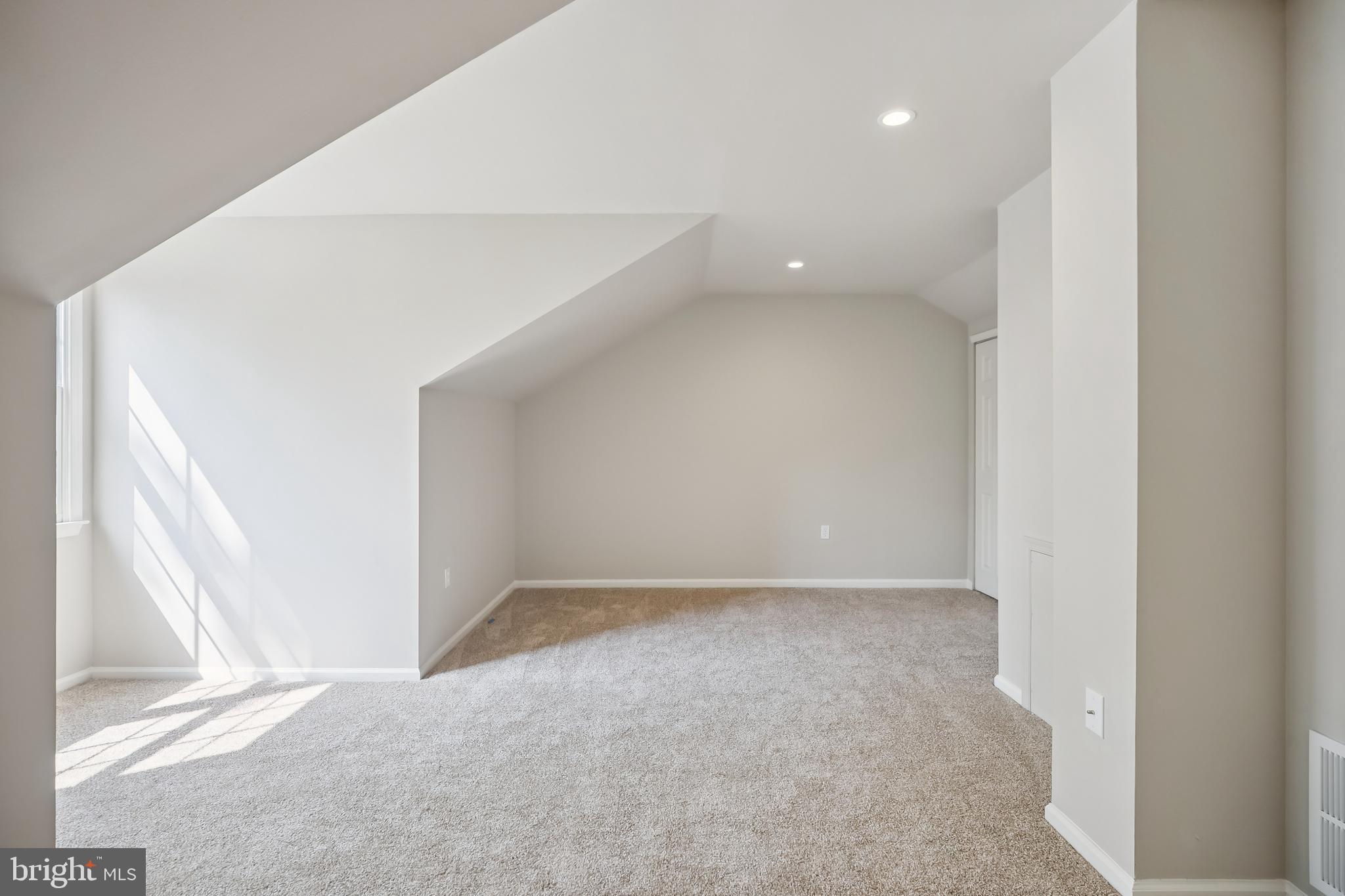 EAST FALLS - Residential Lease