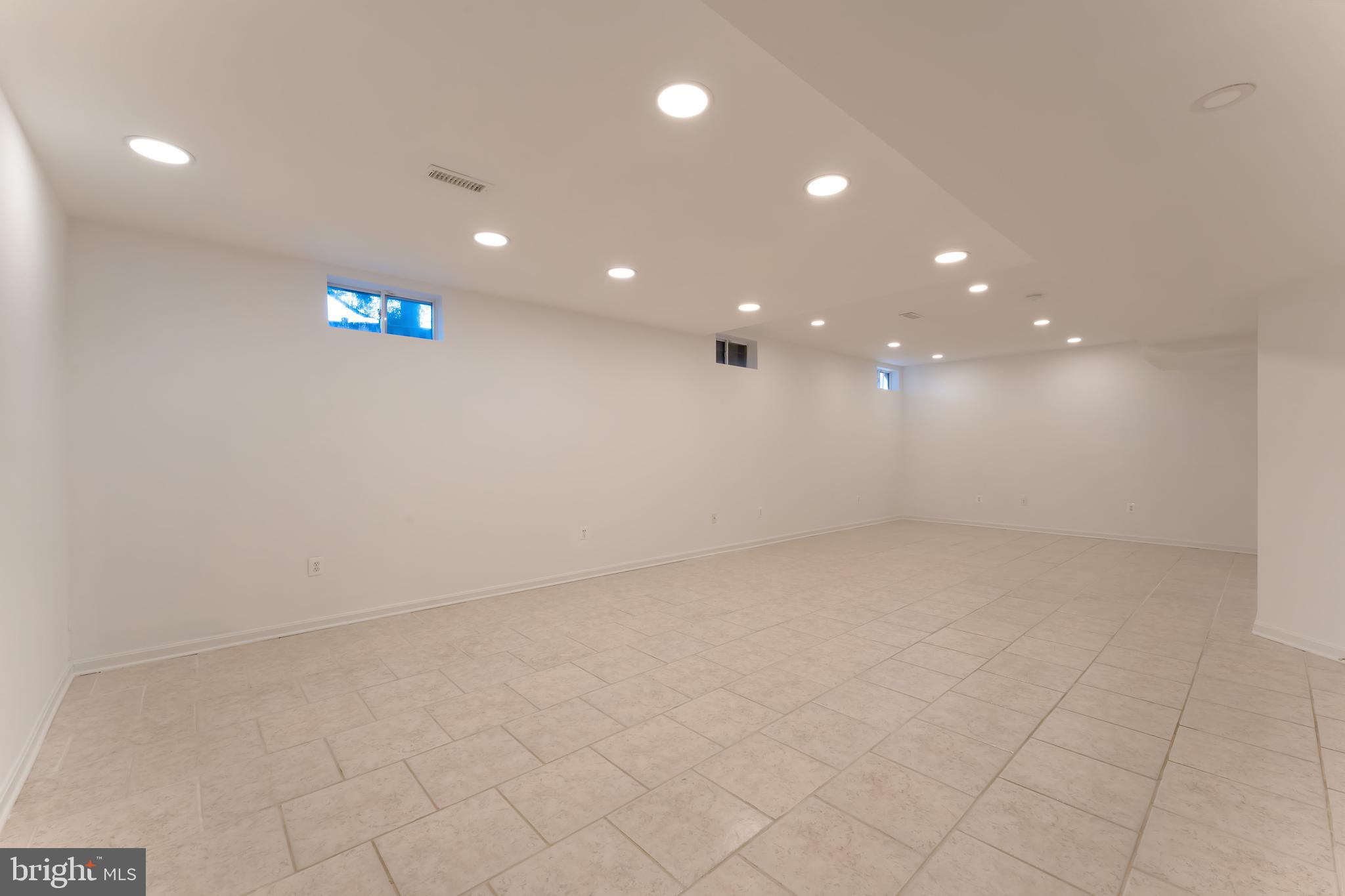 LYNDAM HILL - Residential