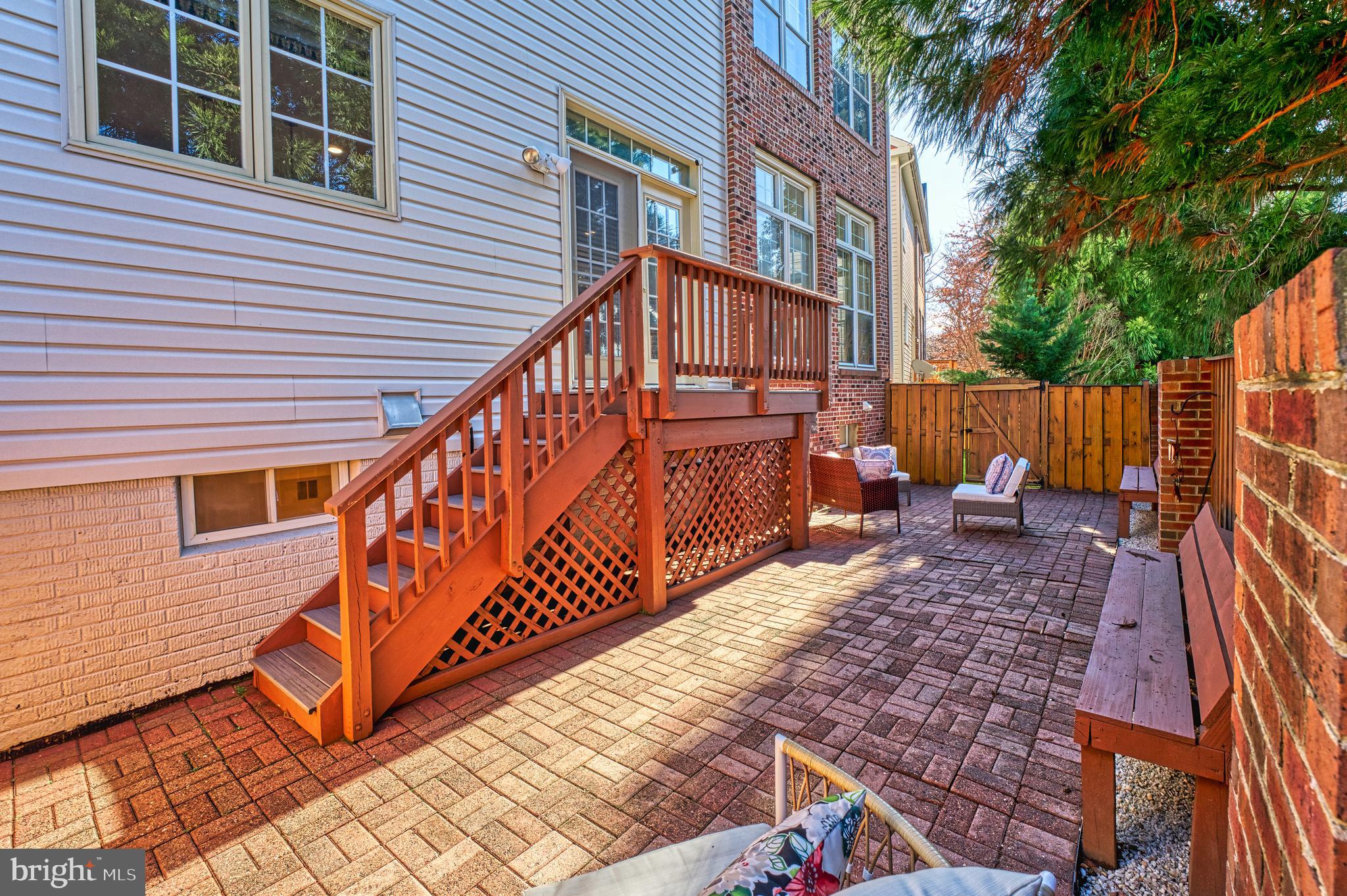 LYNDAM HILL - Residential