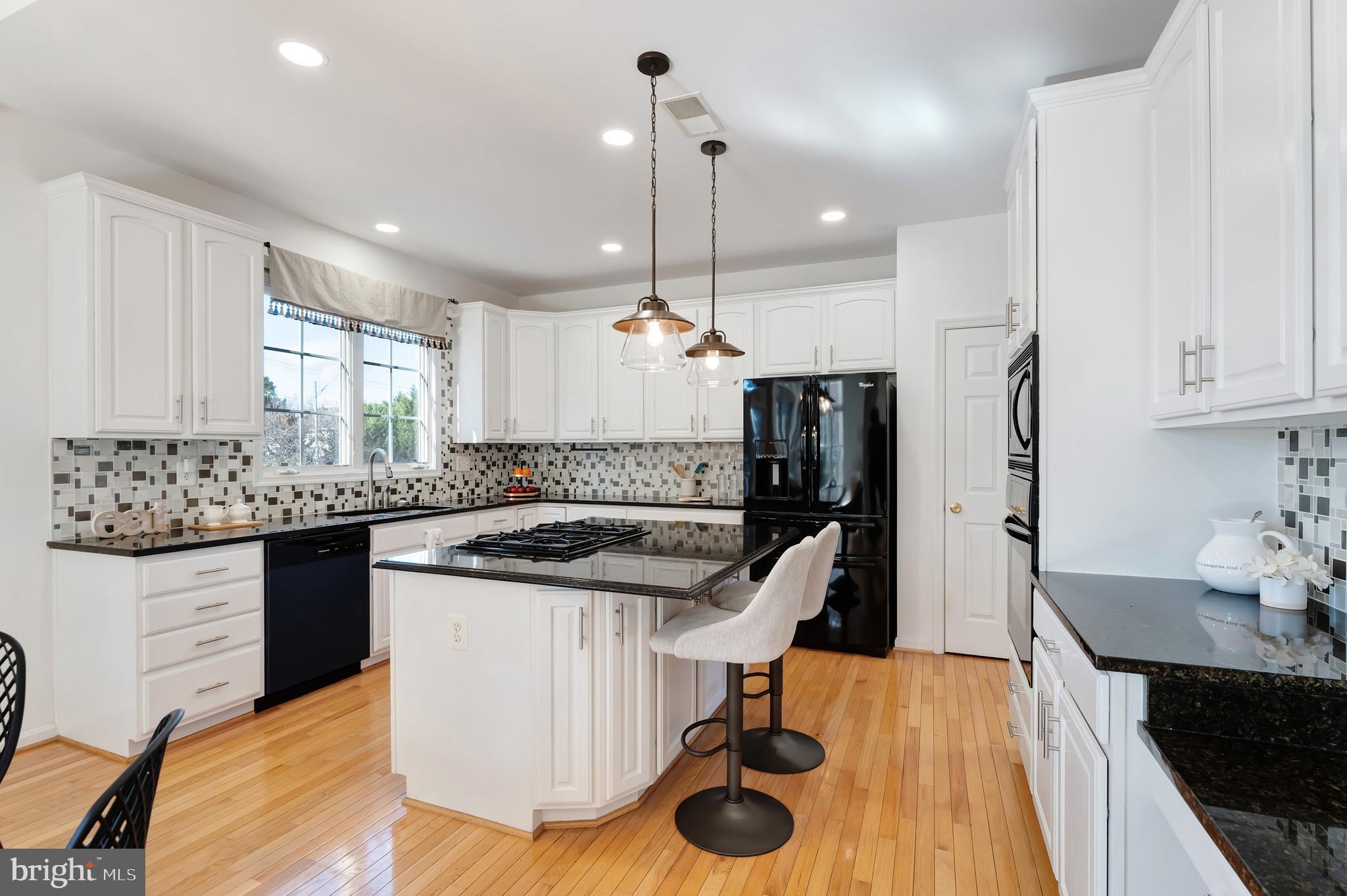 LYNDAM HILL - Residential