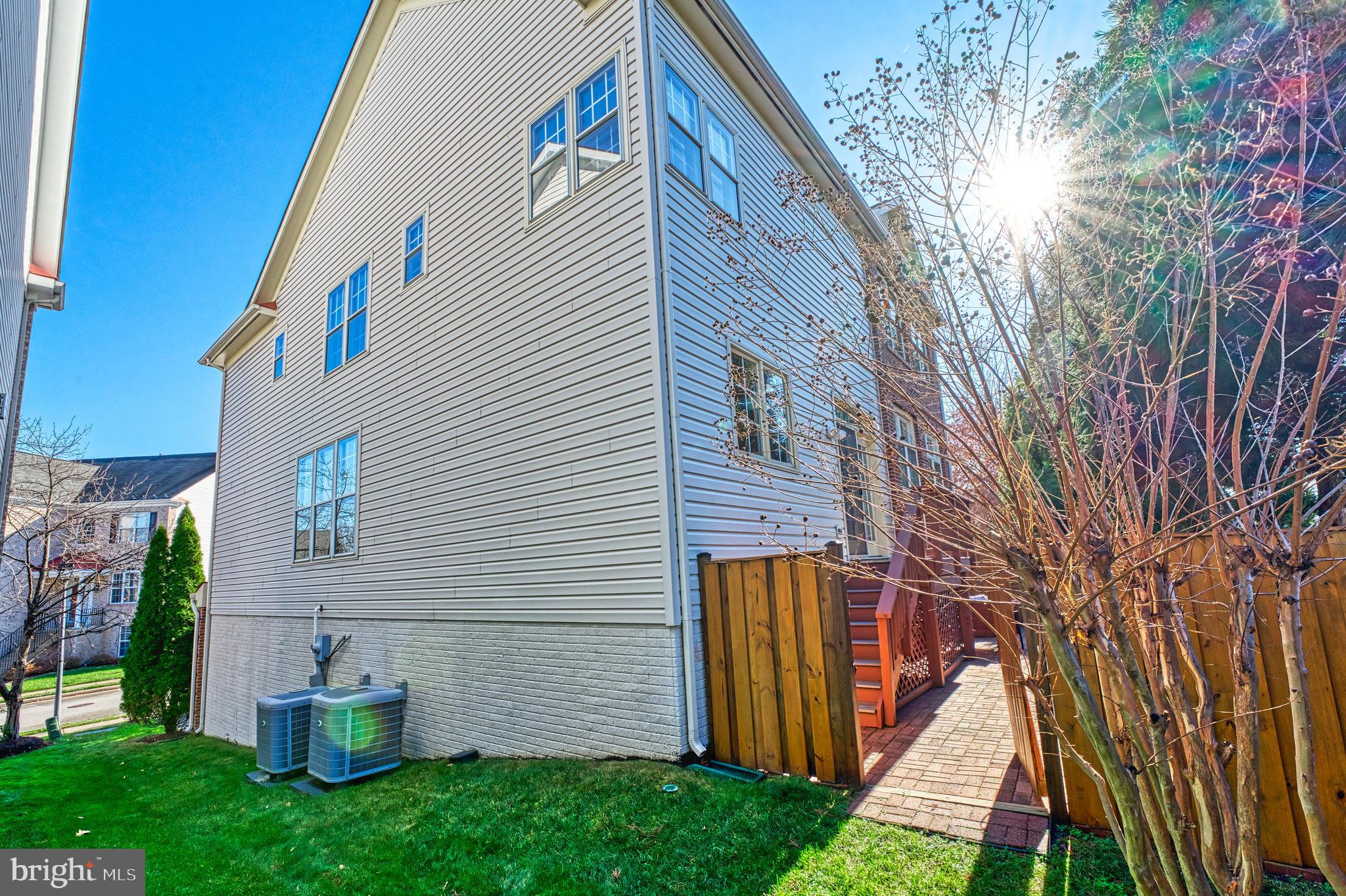 LYNDAM HILL - Residential