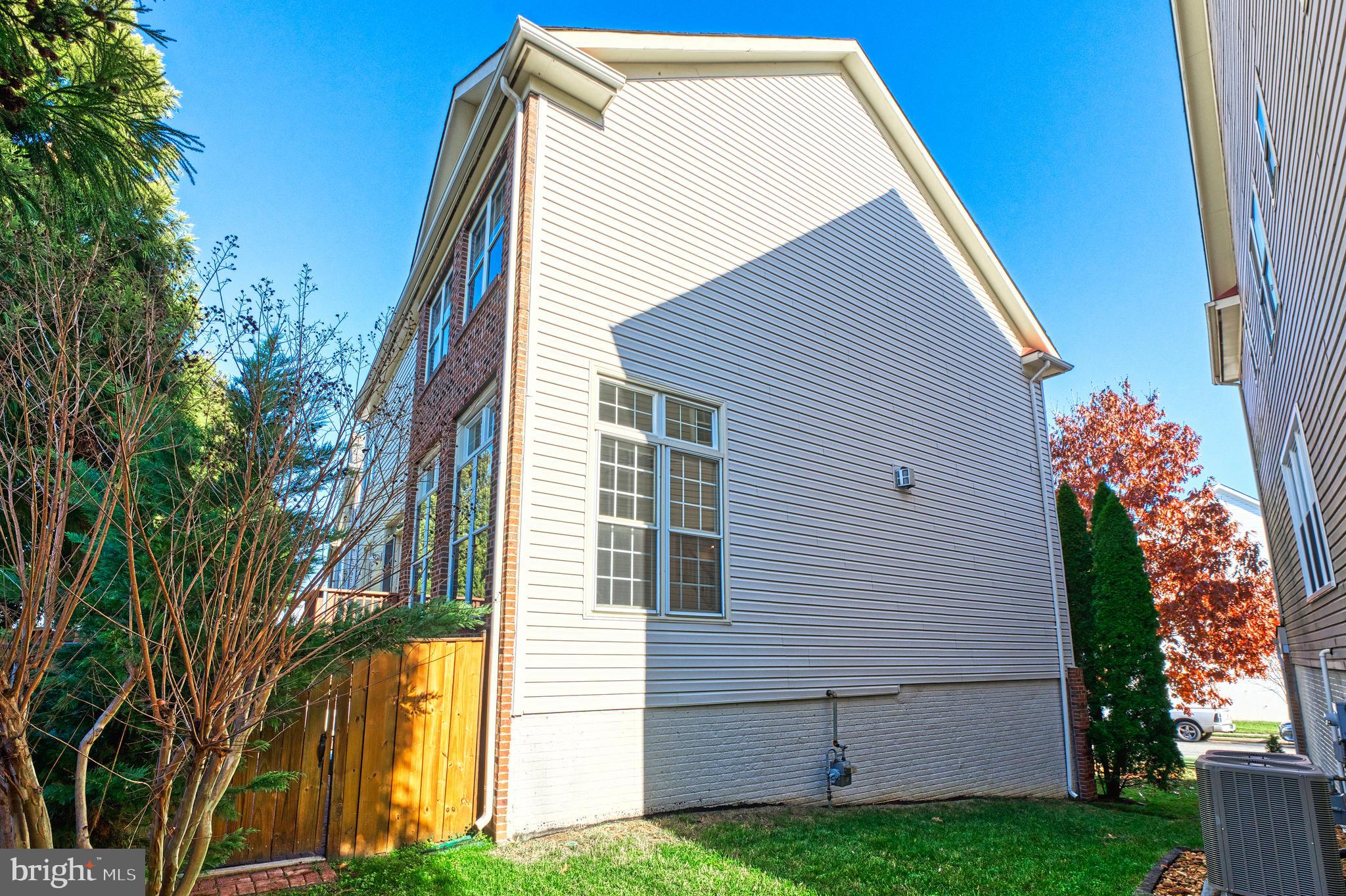 LYNDAM HILL - Residential