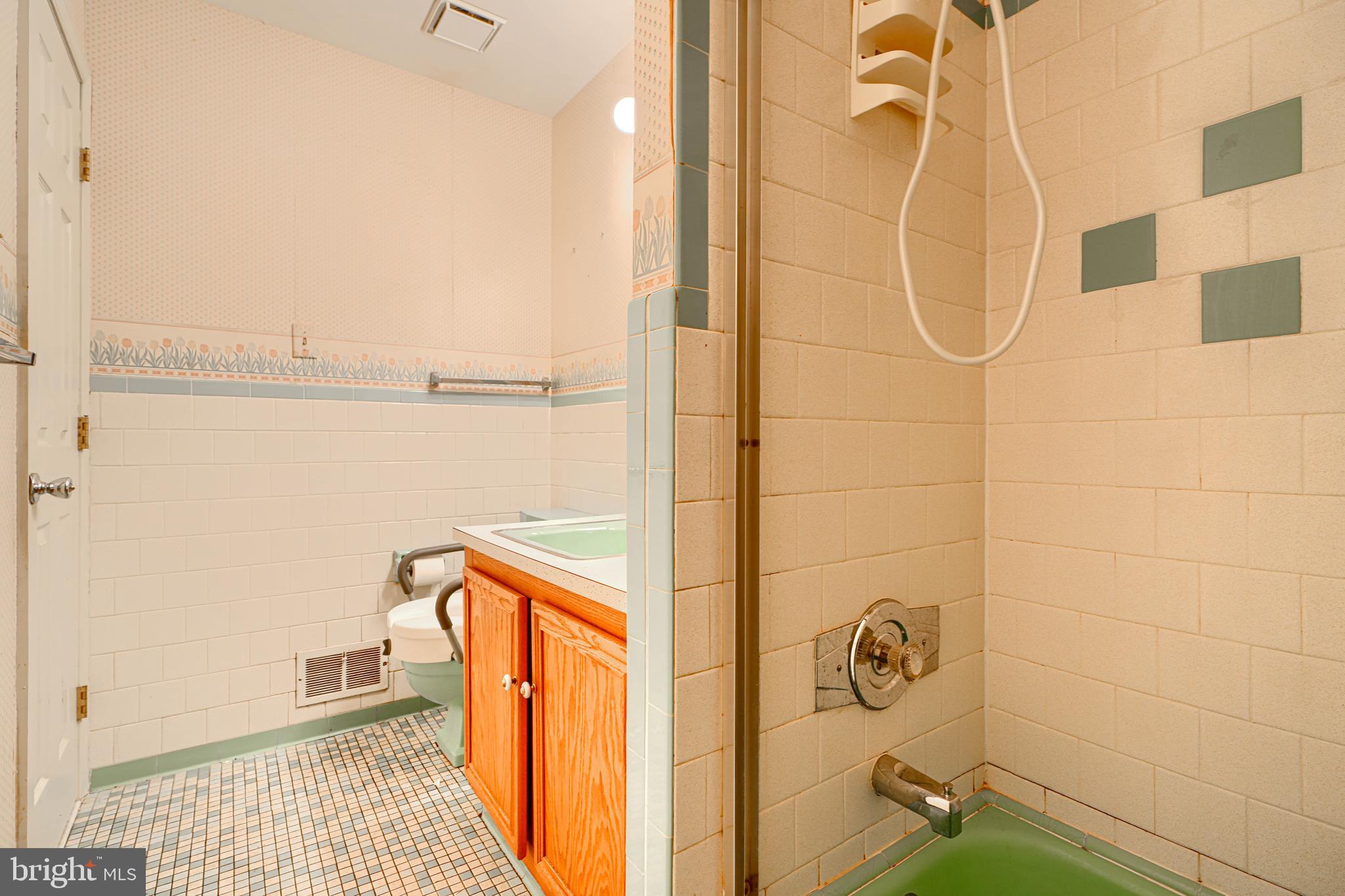 COLONIAL ACRES - Residential