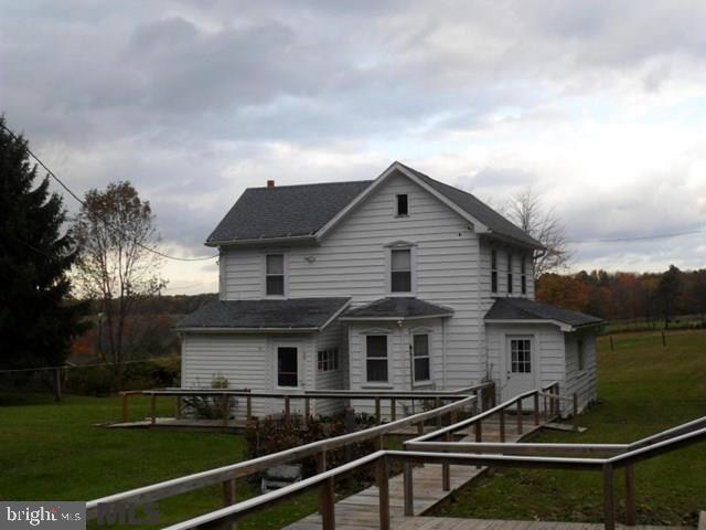 Two Story home with 3bedroom and 1 bath sits on just over an acre of property, house needs some TLC but could make a beautiful home.. Three season porch. Make a great Flip house or first time home buyers fixer upper!