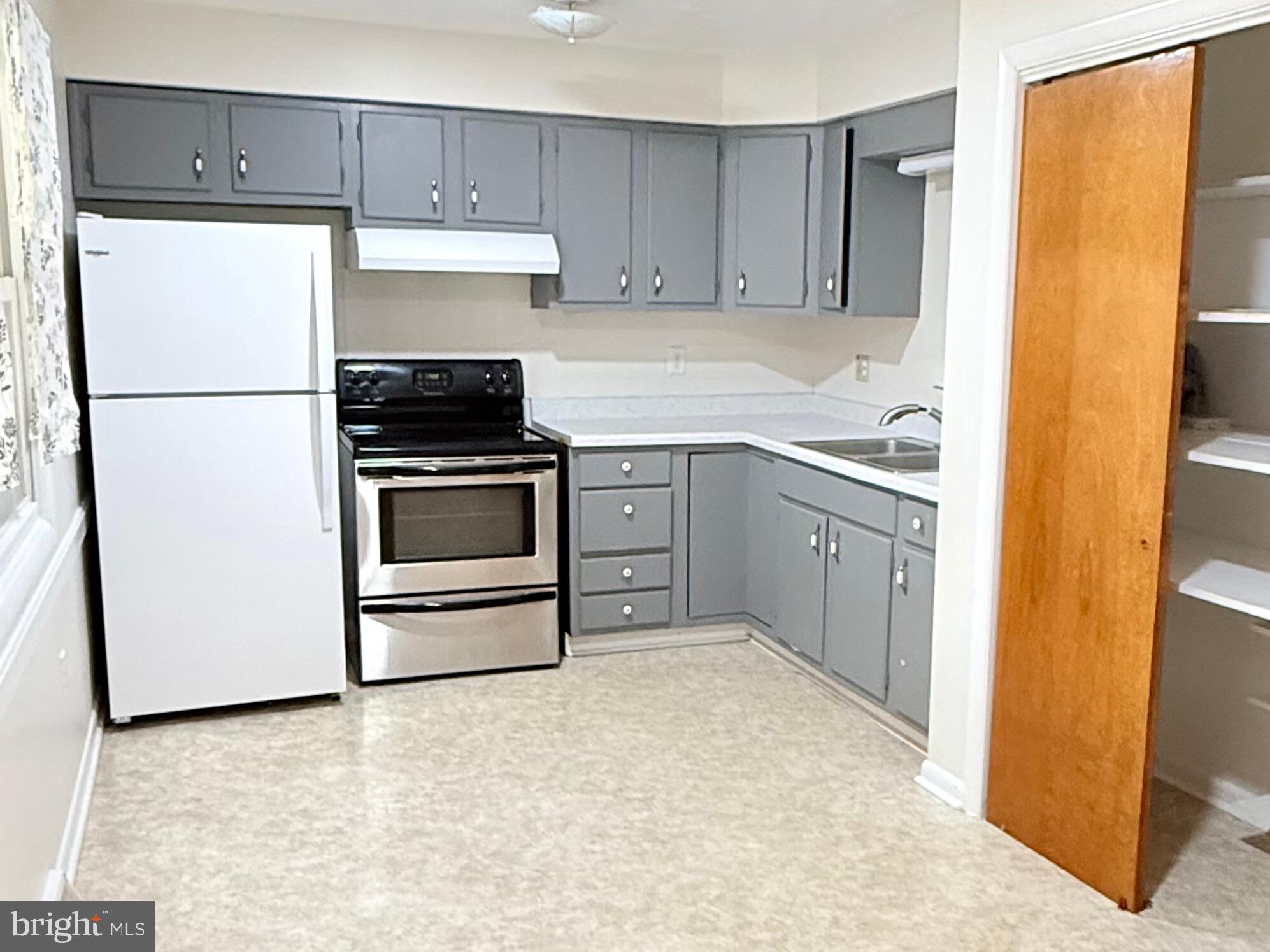 FAIRVIEW COURT - Residential Lease