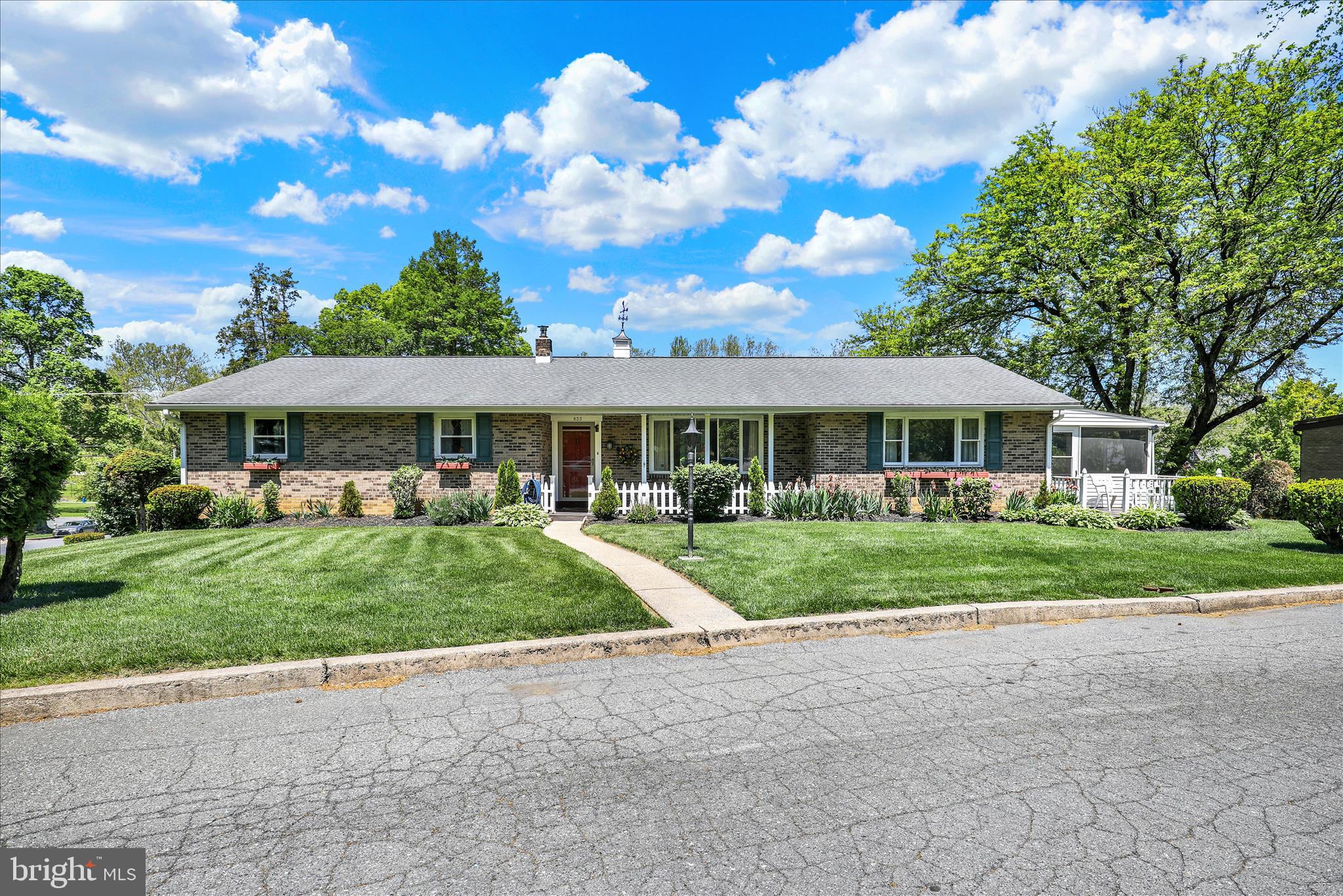 833 JOAN TC