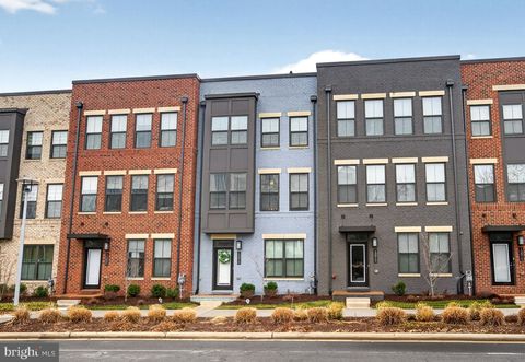 Photo of 13010 Hattontown Square, HERNDON, VA 20171 (MLS # VAFX2294356)