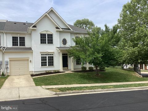 Townhouse For Sale - 13083 Sidlaw Hills Lane<br/> BRISTOW, VA 20136
