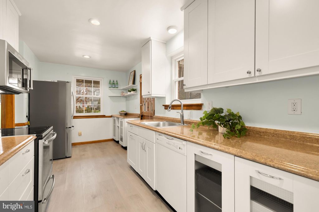 Photo of 1102 Dale Drive, SILVER SPRING, MD 20910 (MLS # MDMC2203456)