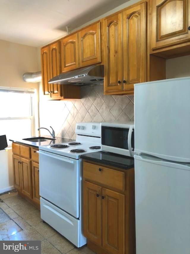 Great location! this cozy and newly renovated 3 bedrooms 2 full baths apartment located right on S. Broad Street with subway (broad and tasker station) and bus stations around the corner. Walking few blocks to Passyunk Sq. This apartment is ideal for students to share or roommate. Require good credit, proof of income and 3 months to move in. No pets or smoking. Parking garage is not included.