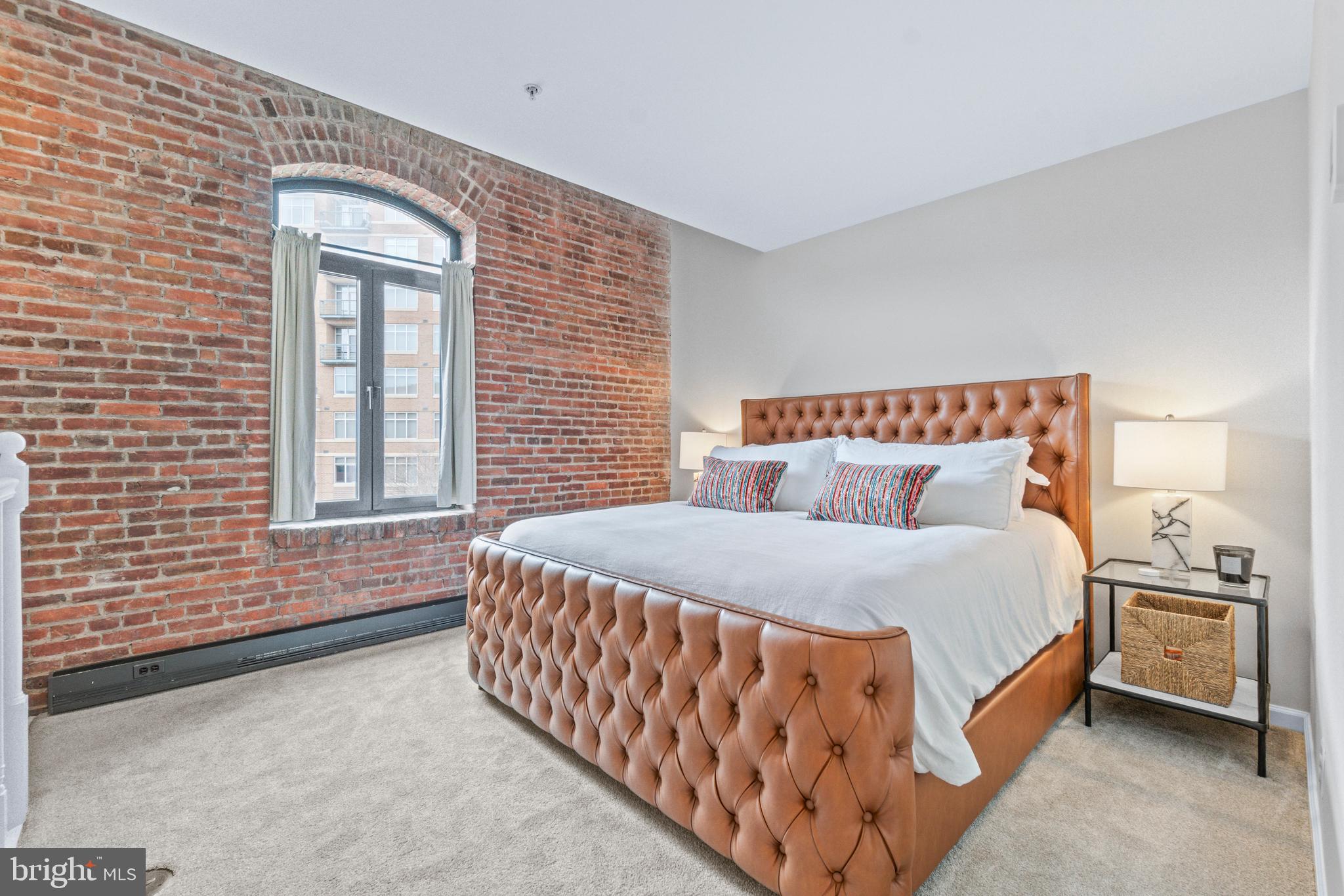 HENDERSON'S WHARF - Residential