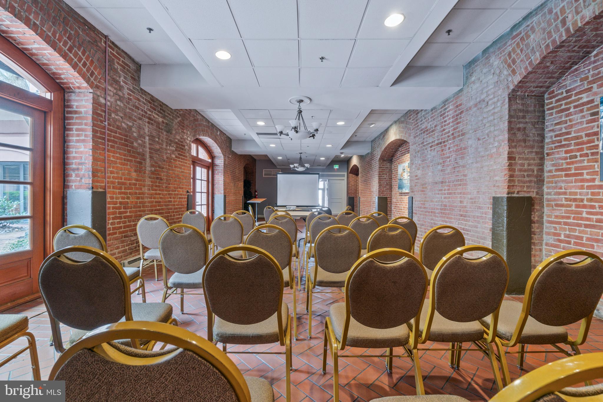 HENDERSON'S WHARF - Residential