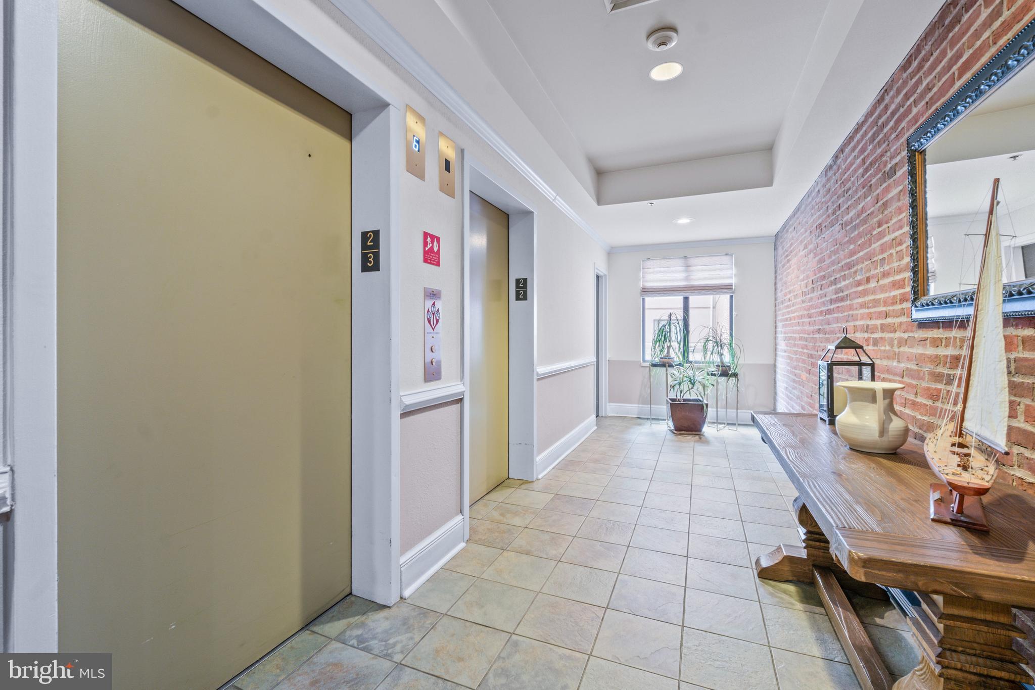 HENDERSON'S WHARF - Residential