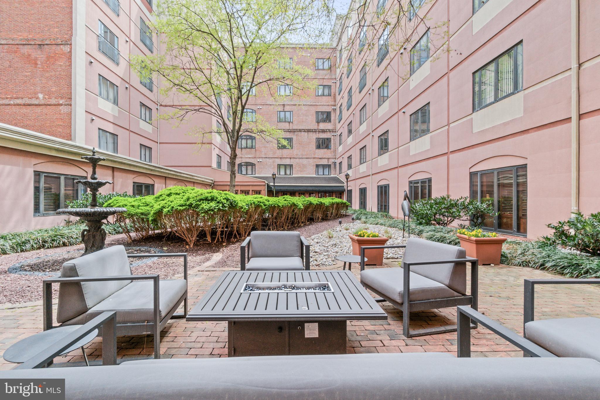 HENDERSON'S WHARF - Residential