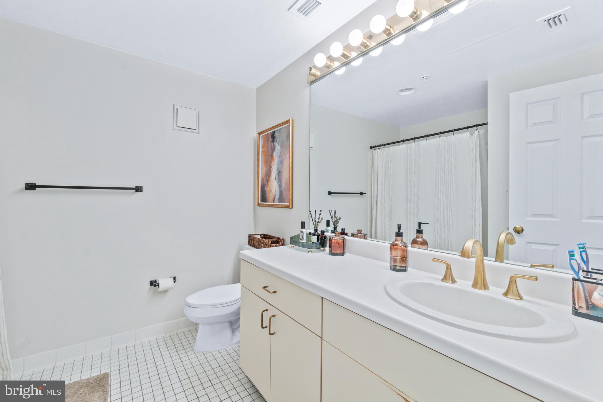 HENDERSON'S WHARF - Residential