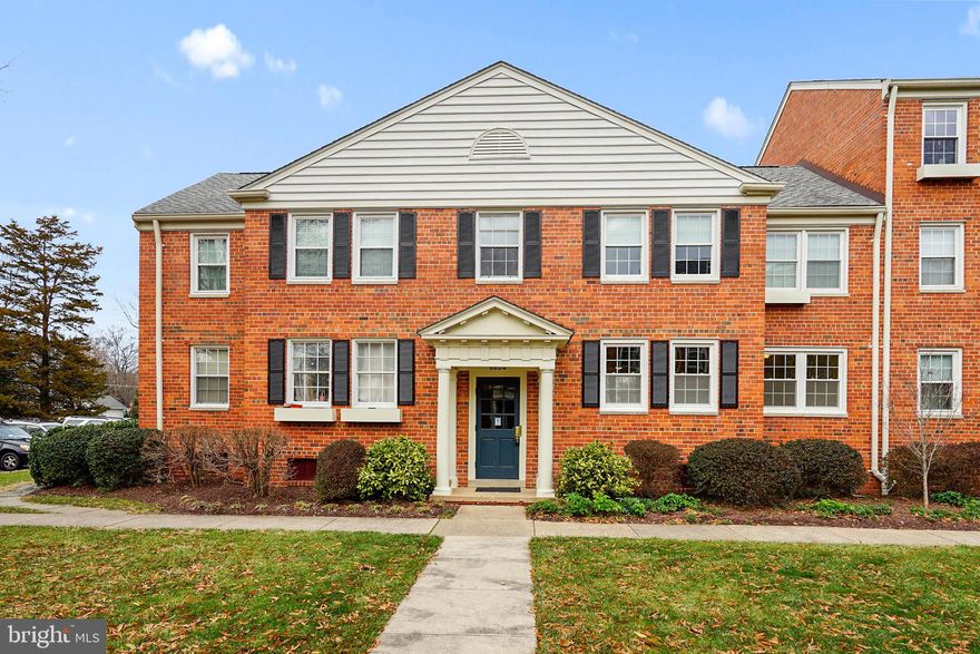 Adorable easy access first floor unit in a prime spot in Belle View! Laundry and  private storage unit are conveniently located right downstairs. Freshly painted with wonderful natural light, gleaming wood floors, newer windows and updated kitchen and bath.  An easy walk to the gorgeous George Washington Parkway and the bike path that goes for miles north and south, the Belle Haven Marina where you can rent canoes and kayaks on those hot summer days, the Belle View shopping center and the ever popular Haven Restaurant and Custard Shack.  Just minutes to Old Town, Reagan National Airport and all the Metro DC  area has to offer.