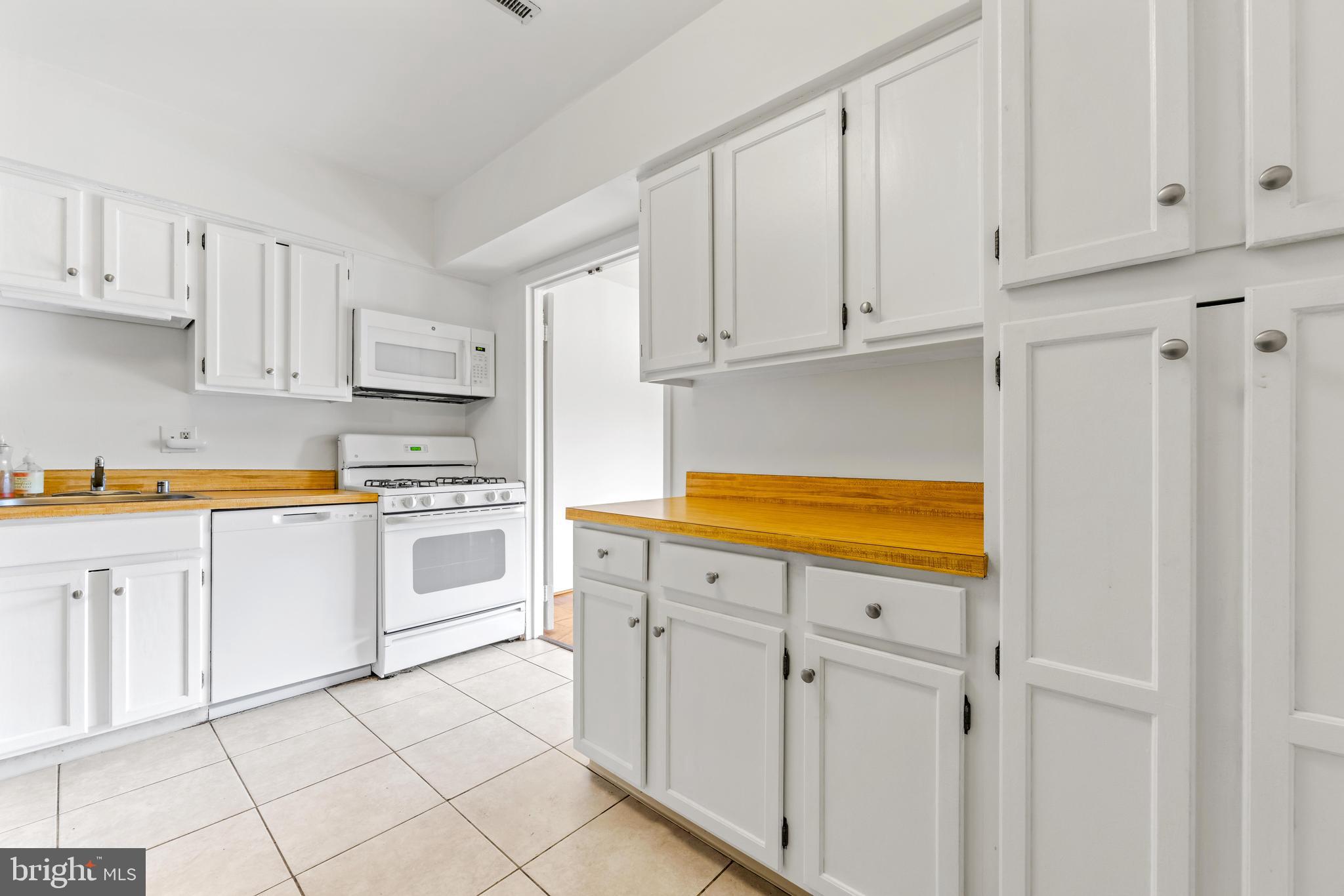 CROSS KEYS - Residential Lease